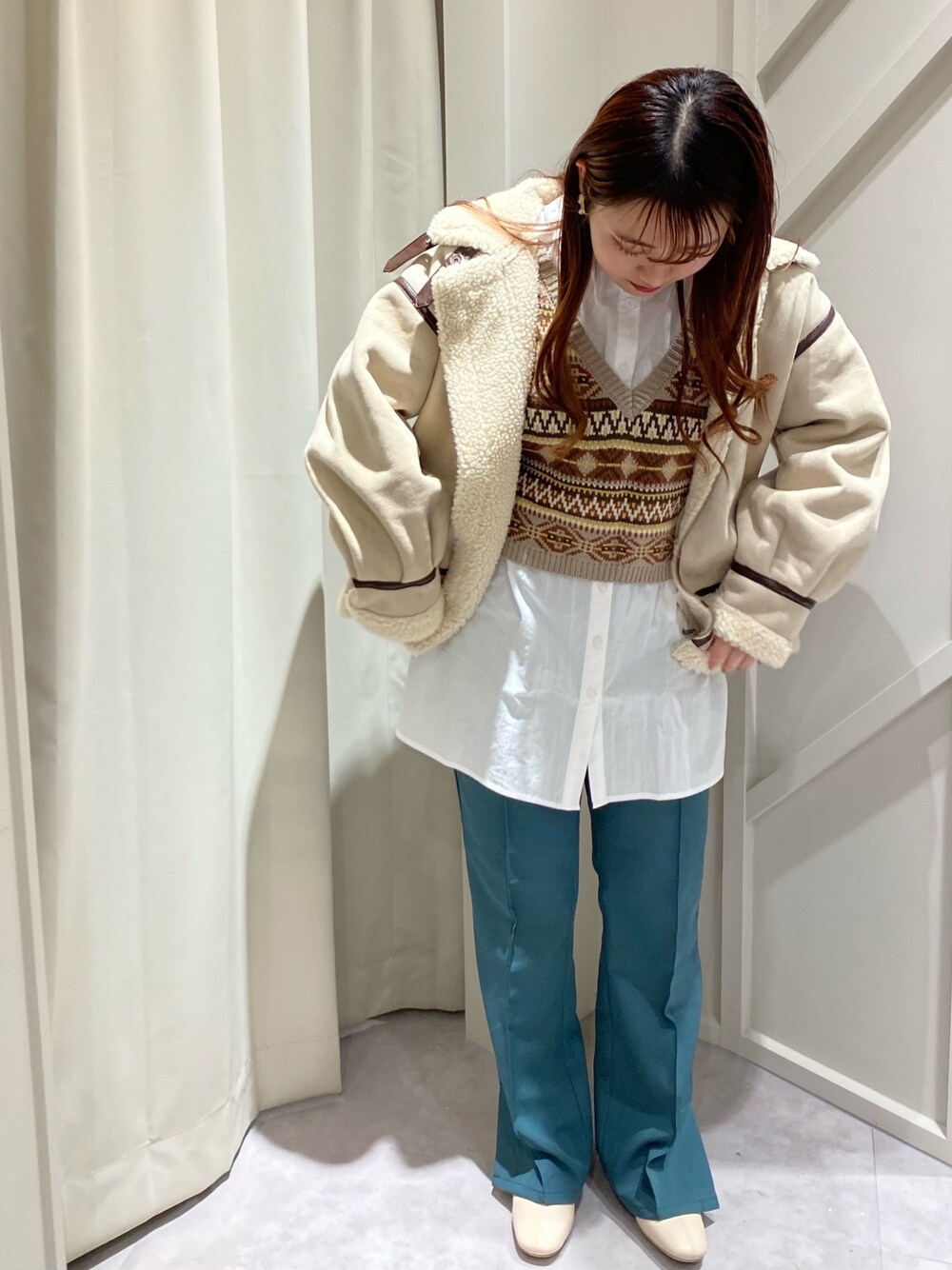 「低身長、レイヤードスタイル、ジャガード、ニットベスト、ビスチェ、セミフレアパンツ、グリーン、レトロガール、プチプラ」｜「RETRO GIRLのシャーリングチュニックシャツ（シャツ/ブラウス、ホワイト系）」を使った、RETROGIRLさん（レディース・154cm）の秋コーディネートの1枚目の写真
