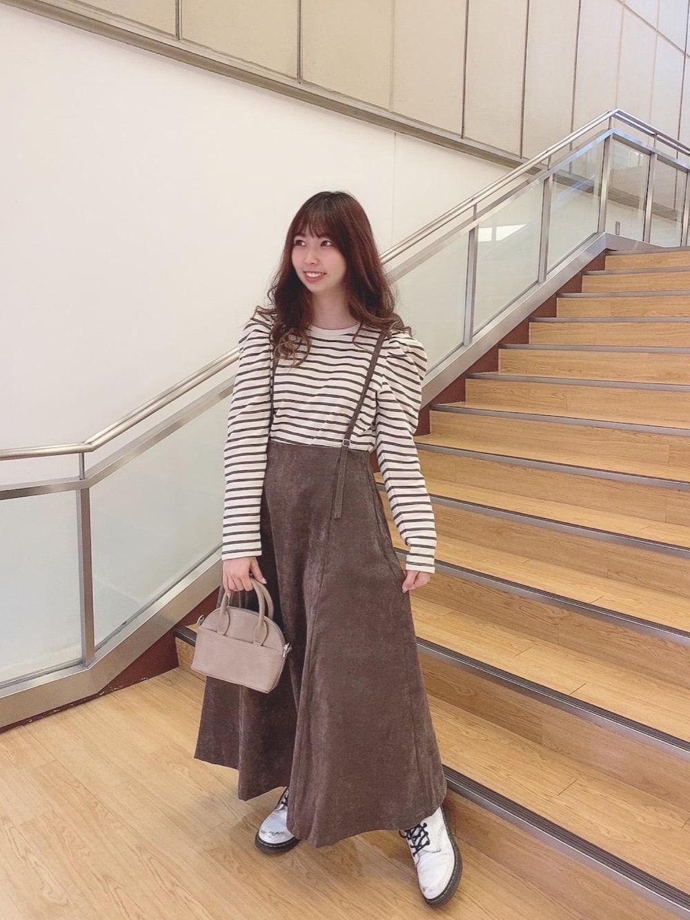 「プチプラコーデ、レトロガール、レトロガールコーデ、トレンドファッション、retrogirl_ootd、キャミワンピ、フレアスカート、コーデュロイ、パワショル、ボーダー」｜「RETRO GIRLのラウンドハンドBAG（ハンドバッグ、ベージュ系）」を使った、RETROGIRLさん（レディース・159cm）の秋コーディネートの1枚目の写真