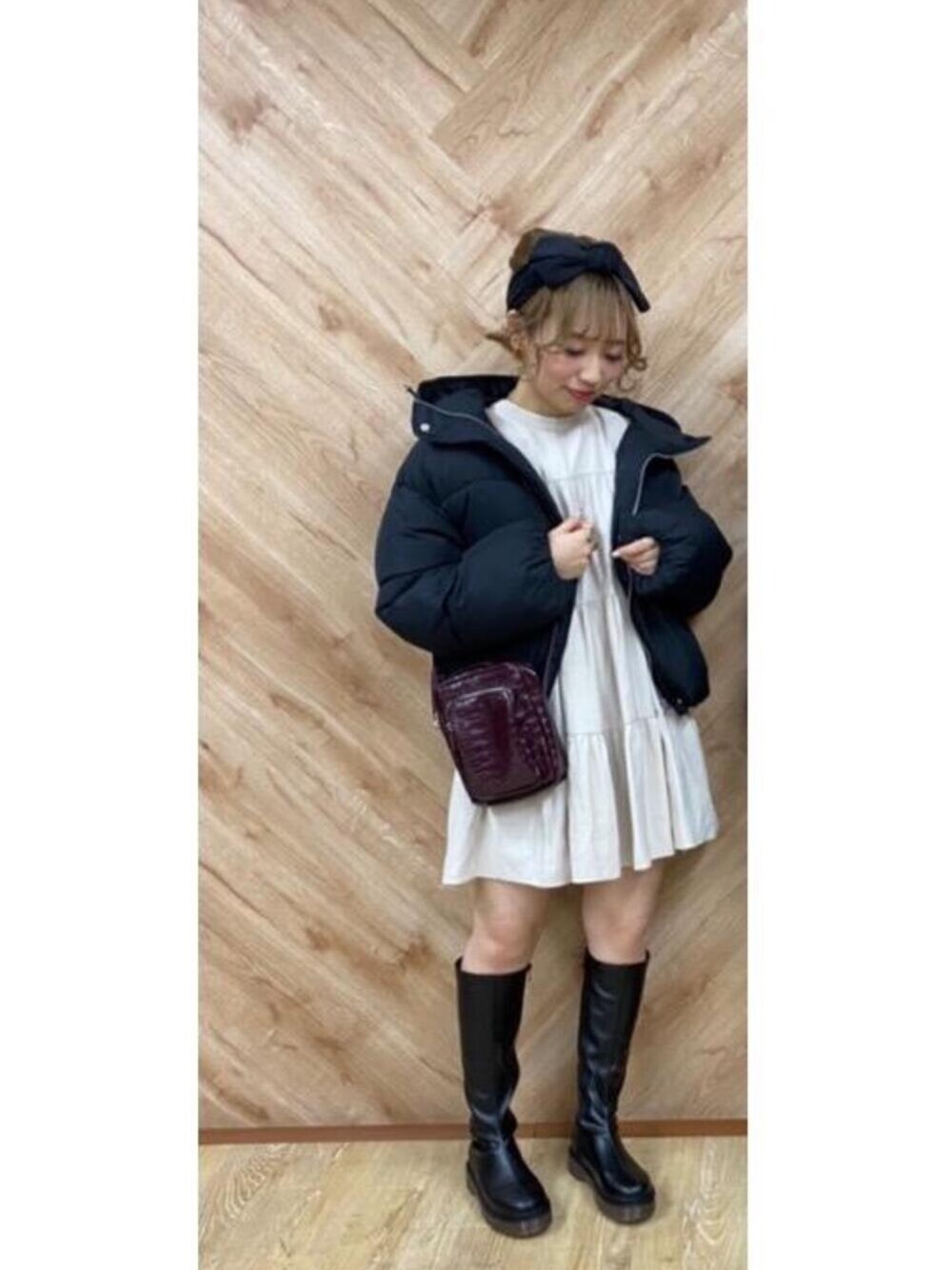 「ロングブーツ、プチプラコーデ、モノトーンコーデ、レトロガール、チュニックワンピ、シミラールック、レトロガールコーデ、トレンドファッション、retrogirl_ootd」｜「RETRO GIRLのファイバーフェイクダウンフーディーブルゾン（ダウンジャケット/コート、ブラック系）」を使った、RETROGIRLさん（レディース・157cm）の冬コーディネートの1枚目の写真