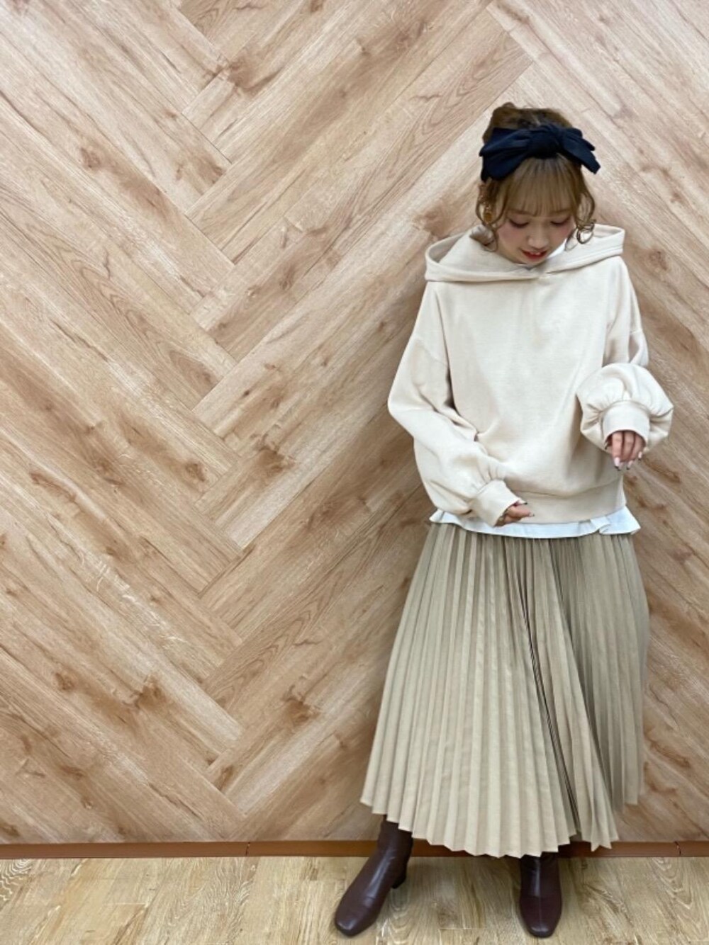 「レイヤード、プリーツスカート、プチプラコーデ、フーディー、レトロガール、パーカーコーデ、レトロガールコーデ、トレンドファッション、retrogirl_ootd」｜「RETRO GIRLのヘビーウエイトコットンBigTee（Tシャツ/カットソー、ホワイト系）」を使った、RETROGIRLさん（レディース・157cm）の冬コーディネートの1枚目の写真