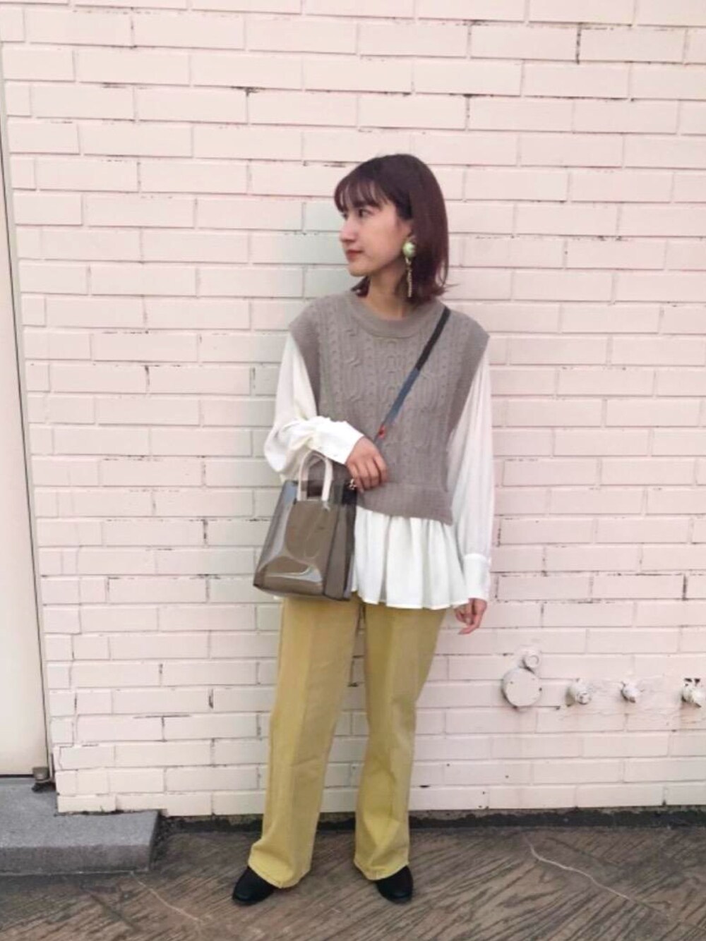 「カラーパンツ、クリアバッグ、レトロガール、レトロガールコーデ、トレンドファッション、retrogirl_ootd、PVC、レイヤードスタイル、イエロー」｜「RETRO GIRLのスクエアトゥローファー（ローファー、ブラック系）」を使った、RETROGIRLさん（レディース・155cm）の冬コーディネートの1枚目の写真