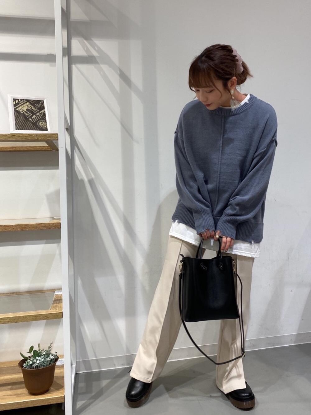 「春コーデ、プチプラコーデ、低身長コーデ、レトロガール、ダメージニット、スリットパンツ、くすみブルー、レトロガールコーデ、トレンドファッション、retrogirl_ootd」｜「RETRO GIRLの厚底レースアップシューズ（ブーツ、ブラック系）」を使った、RETROGIRLさん（レディース・150cm）の冬コーディネートの1枚目の写真