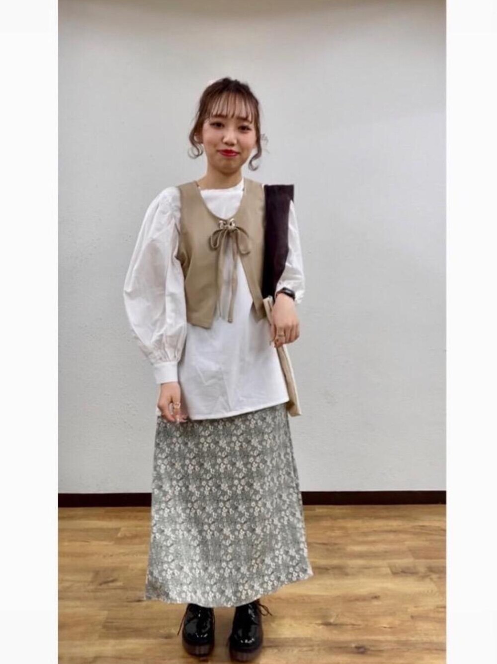 「レザー、ベスト、春コーデ、プチプラコーデ、大人ガーリー、レトロガール、レトロガールコーデ、トレンドファッション、retrogirl_ootd、2WAY」｜「RETRO GIRLの厚底レースアップシューズ（ブーツ、ブラック系）」を使った、RETROGIRLさん（レディース・157cm）の冬コーディネートの1枚目の写真