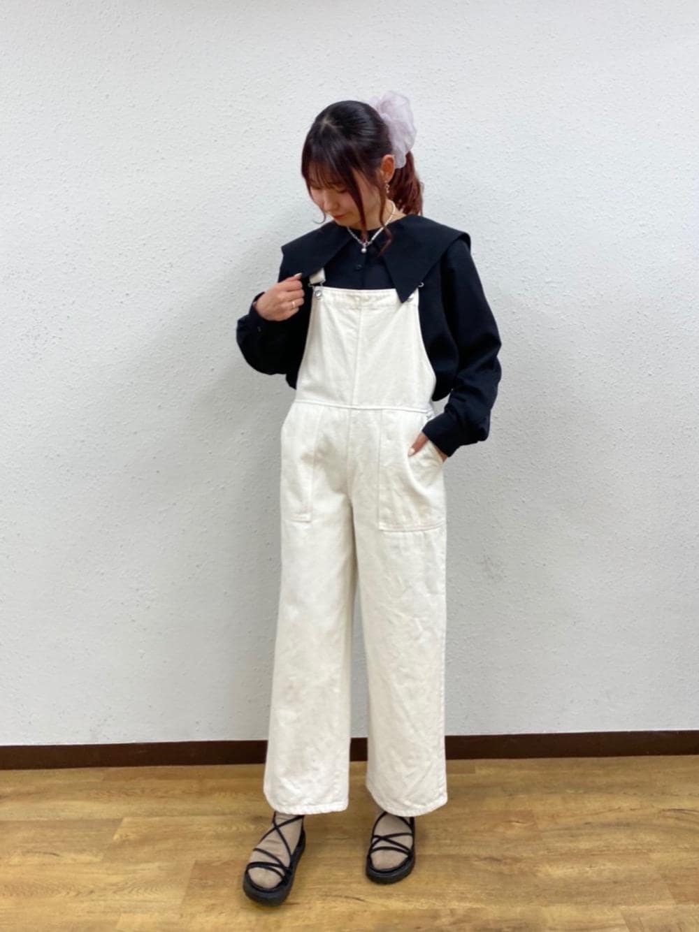 「プチプラコーデ、カジュアルコーデ、レトロガール、高身長コーデ、レトロガールコーデ、トレンドファッション、retrogirl_ootd」｜「RETRO GIRLの2WAY襟チュニックブラウス（シャツ/ブラウス、ブラック系）」を使った、RETROGIRLさん（レディース・163cm）の冬コーディネートの1枚目の写真