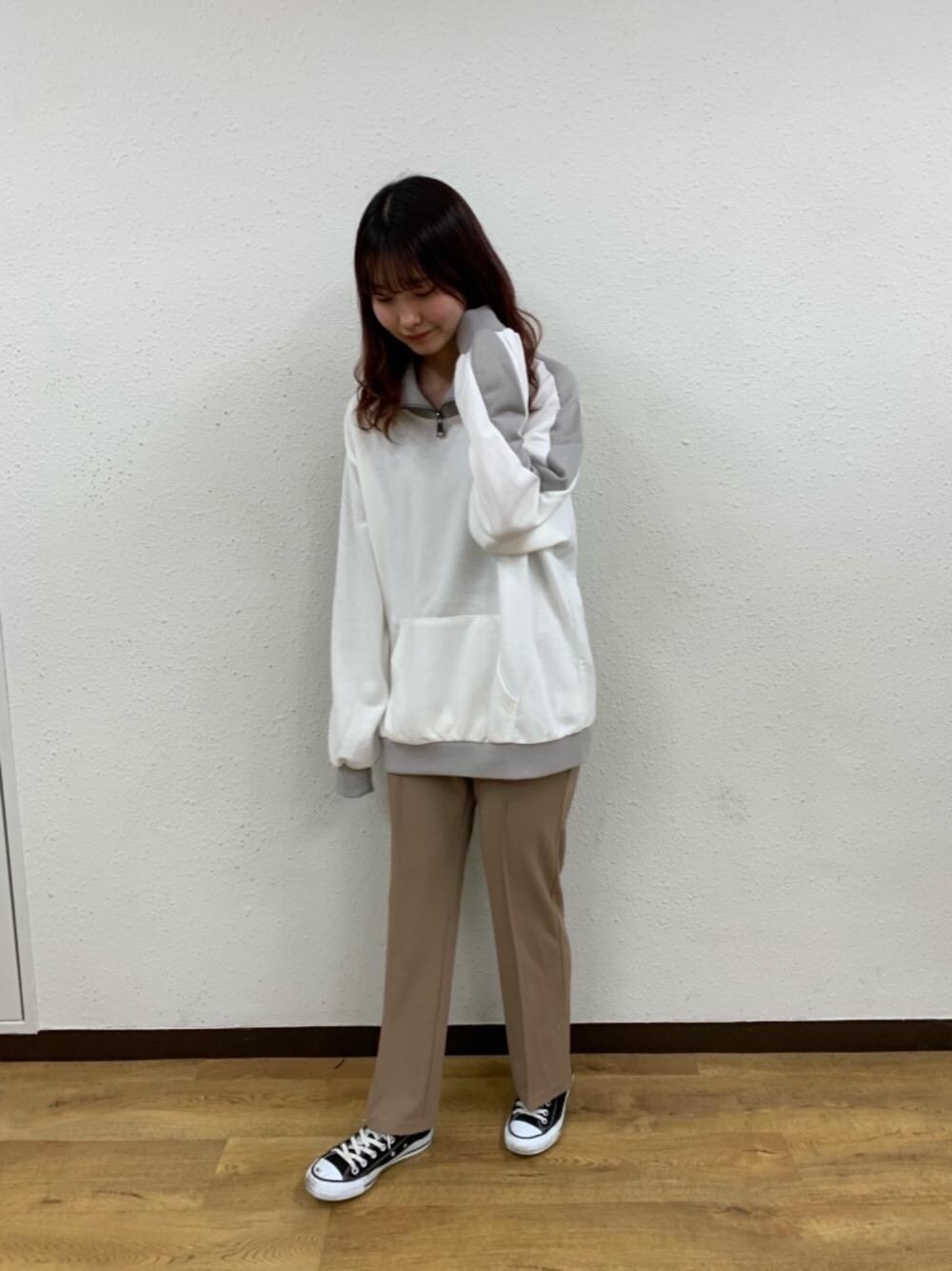「プチプラコーデ、カジュアルコーデ、レトロガール、高身長コーデ、レトロガールコーデ、トレンドファッション、retrogirl_ootd」｜「RETRO GIRLのアノラックトレーナー（スウェット、ホワイト系）」を使った、RETROGIRLさん（レディース・163cm）の春コーディネートの1枚目の写真