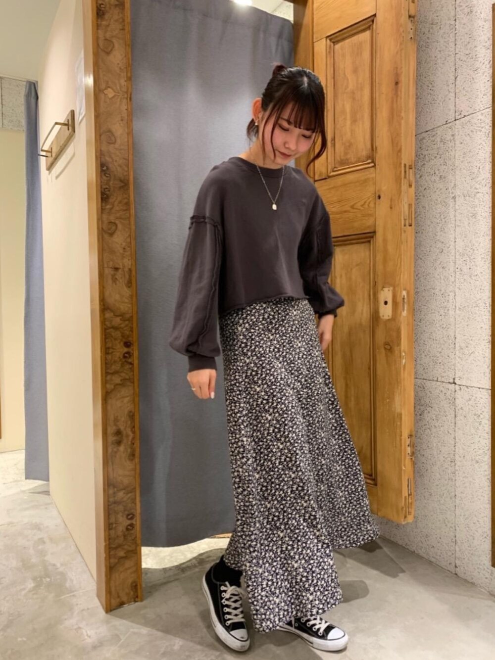 「プチプラコーデ、カジュアルコーデ、大人ガーリー、レトロガール、高身長コーデ、レトロガールコーデ、トレンドファッション、retrogirl_ootd」｜「RETRO GIRLの柄マーメイドスカート（スカート、ブラック系）」を使った、RETROGIRLさん（レディース・163cm）の春コーディネートの1枚目の写真