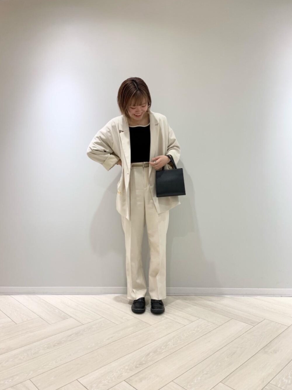 「セットアップ、ローファー、ホワイトコーデ、プチプラコーデ、レトロガール、がま口バッグ、高身長コーデ、レトロガールコーデ、トレンドファッション、retrogirl_ootd」｜「RETRO GIRLのベルト付きセミフレアパンツ（その他パンツ、ホワイト系）」を使った、RETROGIRLさん（レディース・162cm）の春コーディネートの1枚目の写真