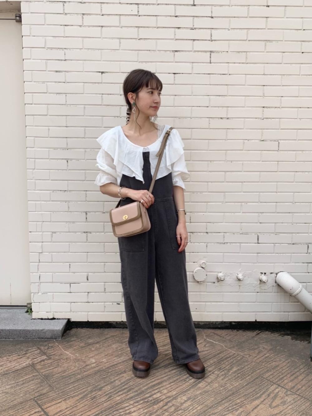 「サロペット、オーバーオール、プチプラコーデ、カジュアルコーデ、低身長コーデ、レトロガール、襟ブラウス、レトロガールコーデ、トレンドファッション、retrogirl_ootd」｜「RETRO GIRLの厚底レースアップシューズ（ブーツ、ブラウン系）」を使った、RETROGIRLさん（レディース・155cm）の春コーディネートの1枚目の写真