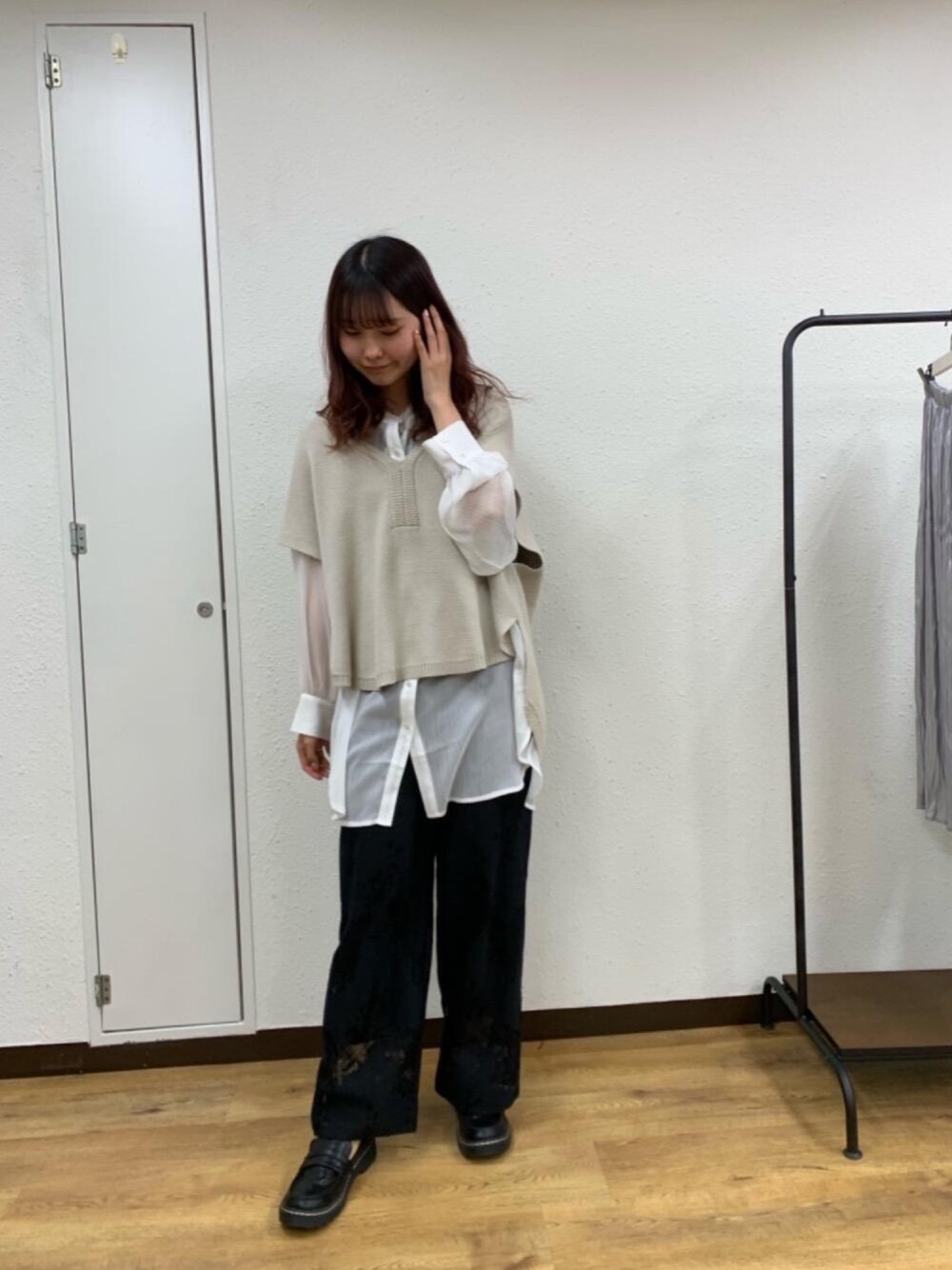 「プチプラコーデ、カジュアルコーデ、レトロガール、高身長コーデ、レトロガールコーデ、トレンドファッション、retrogirl_ootd、ベスト、モノトーン」｜「RETRO GIRLの厚底コインローファー（ローファー、ブラック系）」を使った、RETROGIRLさん（レディース・163cm）の春コーディネートの1枚目の写真