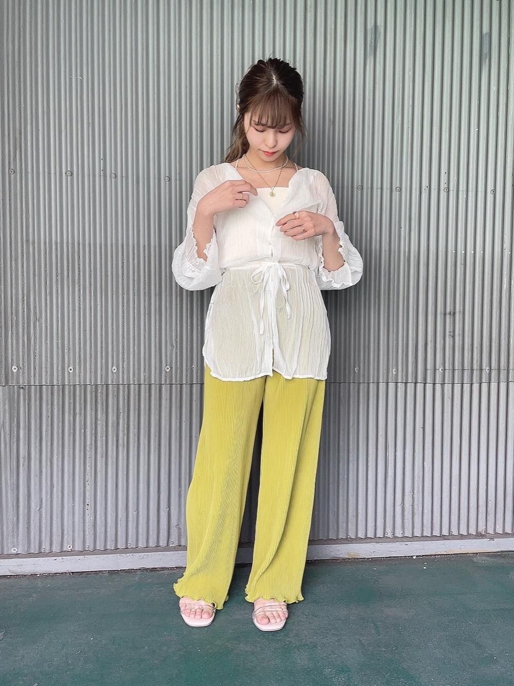 「プチプラコーデ、エムズエキサイト、低身長コーデ、レトロガール、プリーツパンツ、ブラウスコーデ、Emsexite、トレンドファッション、retrogirl_ootd、春こーで」｜「RETRO GIRLのプリーツラフパンツ（その他パンツ、グリーン系）」を使った、RETROGIRLさん（レディース・150cm）の春コーディネートの1枚目の写真