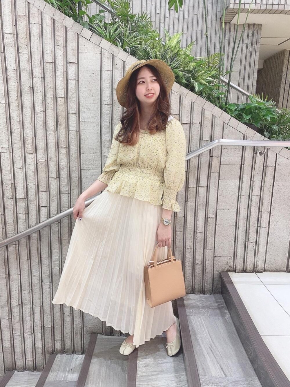 「プリーツスカート、プチプラコーデ、大人ガーリー、レトロガール、ガーリーコーデ、花柄ブラウス、高身長コーデ、レトロガールコーデ、トレンドファッション、retrogirl_ootd」｜「RETRO GIRLのシアープリーツスカート（スカート、ホワイト系）」を使った、RETROGIRLさん（レディース・159cm）の春コーディネートの1枚目の写真