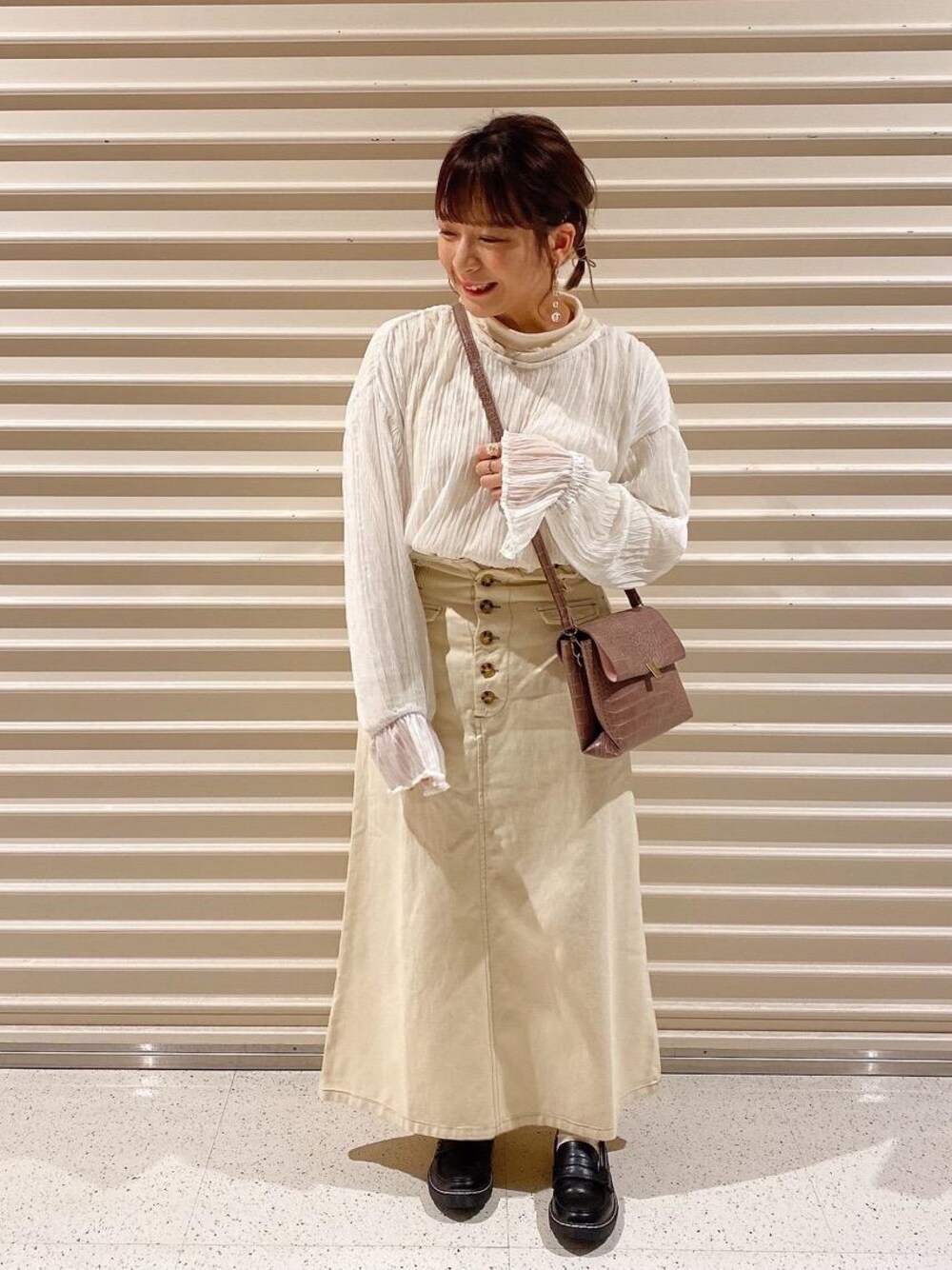 「プチプラコーデ、カジュアルコーデ、大人ガーリー、レトロガール、淡色コーデ、レトロガールコーデ、トレンドファッション、retrogirl_ootd、シアーブラウス、低身長こーで」｜「RETRO GIRLのクロコフラップショルダー（ショルダーバッグ、ブラウン系）」を使った、RETROGIRLさん（レディース・150cm）の春コーディネートの1枚目の写真