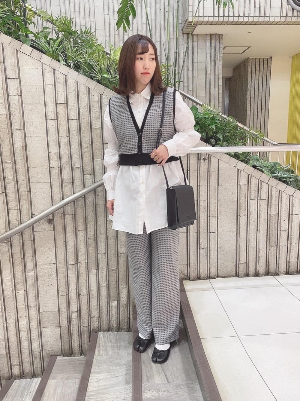 「セットアップ、ベスト、プチプラコーデ、カジュアルコーデ、レトロガール、レトロガールコーデ、トレンドファッション、retrogirl_ootd、低身長こーで」｜「RETRO GIRLのシャーリングシャツ（シャツ/ブラウス、ホワイト系）」を使った、RETROGIRLさん（レディース・156cm）の春コーディネートの1枚目の写真