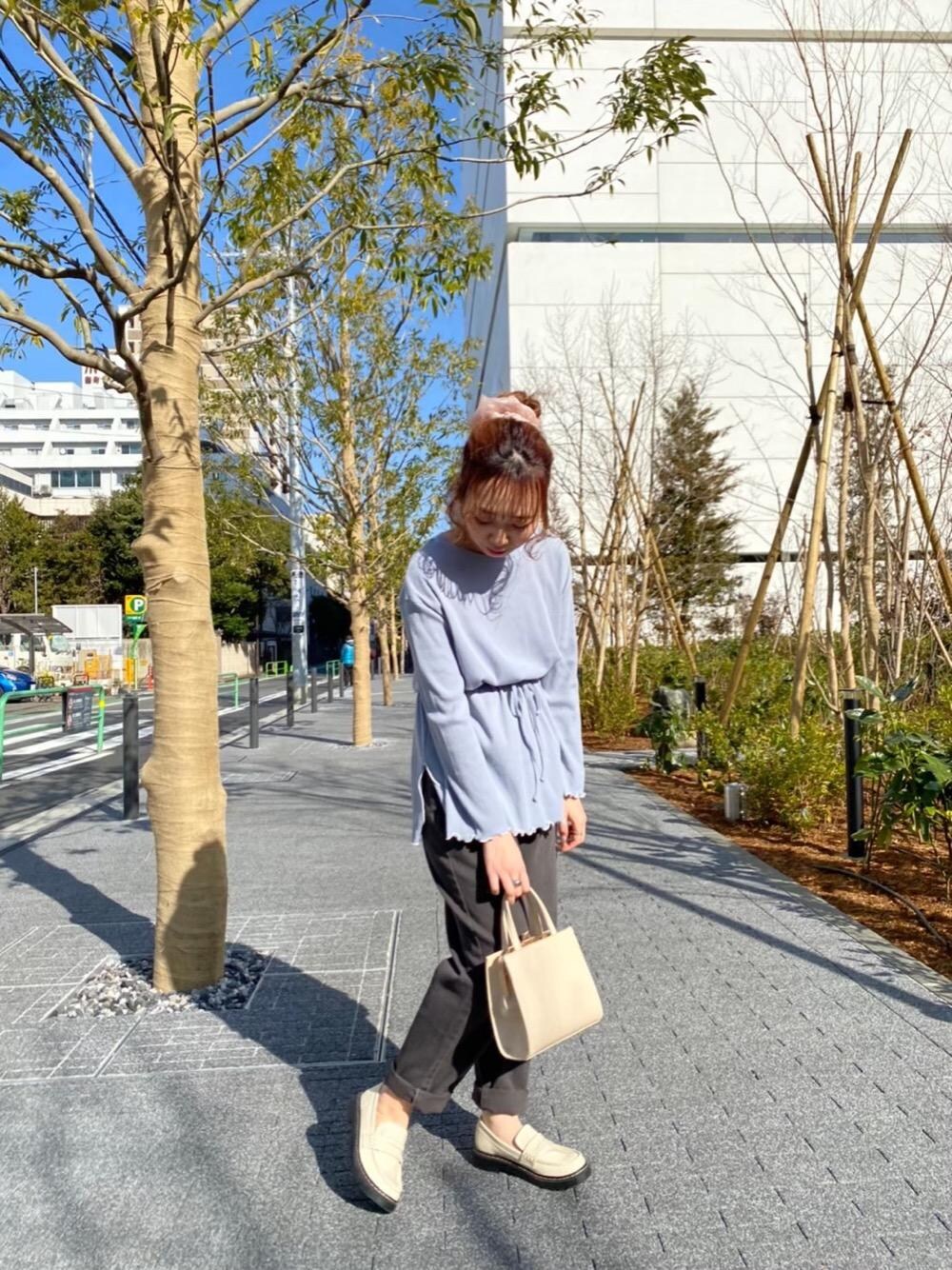 「プチプラコーデ、カジュアルコーデ、レトロガール、ドロスト、レトロガールコーデ、トレンドファッション、retrogirl_ootd、でにむ」｜「RETRO GIRLのハイウエストテーパードパンツ（その他パンツ、ブラック系）」を使った、RETROGIRLさん（レディース・157cm）の春コーディネートの1枚目の写真