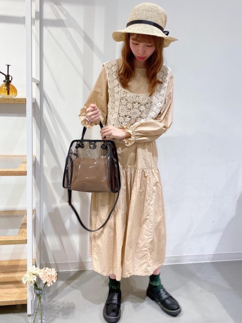 「プチプラコーデ、大人ガーリー、レトロガール、ガーリーコーデ、高身長コーデ、レトロガールコーデ、トレンドファッション、retrogirl_ootd、べージュ、ハット」｜「RETRO GIRLの厚底コインローファー（ローファー、ブラック系）」を使った、RETROGIRLさん（レディース・159cm）の春コーディネートの1枚目の写真