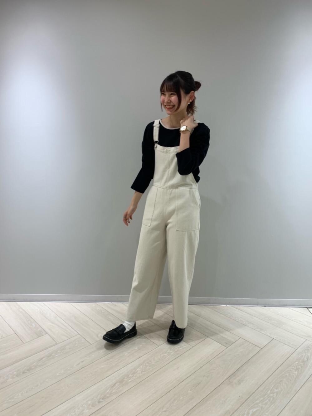 「プチプラコーデ、カジュアルコーデ、レトロガール、高身長コーデ、レトロガールコーデ、トレンドファッション、retrogirl_ootd」｜「RETRO GIRLのオーバーオールパンツ（サロペット/オーバーオール、ホワイト系）」を使った、RETROGIRLさん（レディース・163cm）の春コーディネートの1枚目の写真