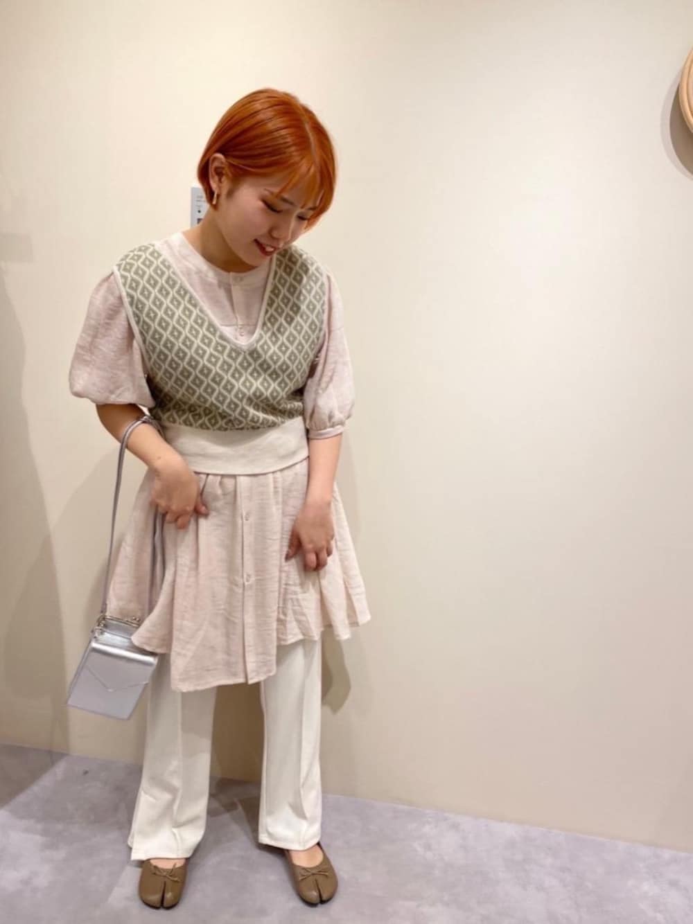 「ビスチェ、プチプラコーデ、レトロガール、淡色コーデ、レトロガールコーデ、トレンドファッション、retrogirl_ootd、2way、低身長こーで」｜「RETRO GIRLのセミフレアパンツ（スラックス、ホワイト系）」を使った、RETROGIRLさん（レディース・151cm）の春コーディネートの1枚目の写真