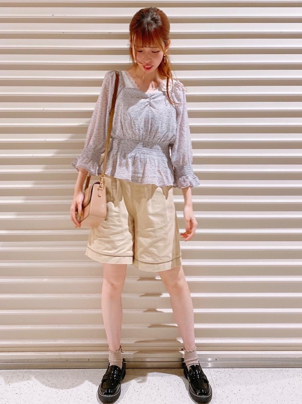 「プチプラコーデ、カジュアルコーデ、大人ガーリー、レトロガール、ガーリーコーデ、高身長コーデ、レトロガールコーデ、トレンドファッション、retrogirl_ootd」｜「RETRO GIRLのパイピングツイルショートパンツ（その他パンツ、ベージュ系）」を使った、RETROGIRLさん（レディース・159cm）の春コーディネートの1枚目の写真