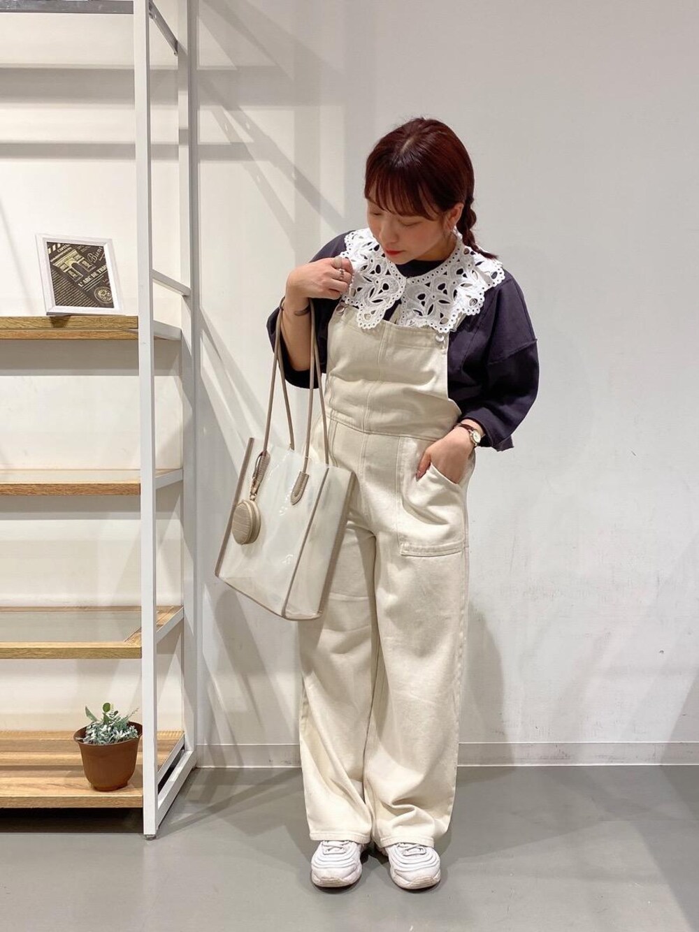 「ロゴ、お出かけコーデ、休日コーデ、プチプラコーデ、カジュアルコーデ、レトロガール、レトロガールコーデ、トレンドファッション、retrogirl_ootd、低身長こーで」｜「RETRO GIRLのオーバーオールパンツ（サロペット/オーバーオール、ホワイト系）」を使った、RETROGIRLさん（レディース・150cm）の春コーディネートの1枚目の写真