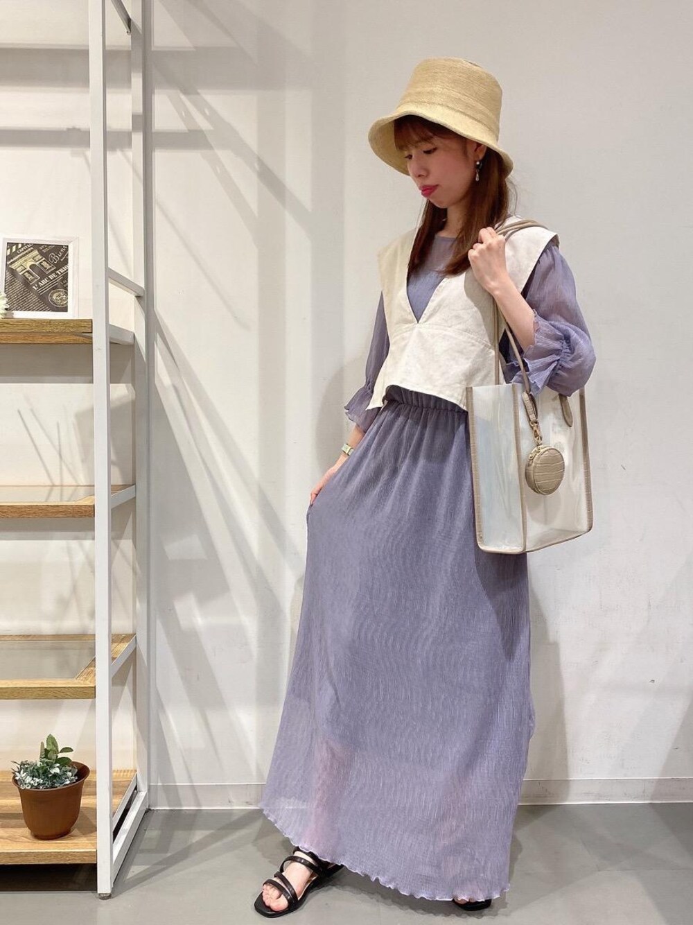 「アースカラー、休日コーデ、デートコーデ、プチプラコーデ、大人ガーリー、レトロガール、高身長コーデ、トレンドファッション、retrogirl_ootd」｜「RETRO GIRLのフラットサンダル（サンダル、ブラック系）」を使った、RETROGIRLさん（レディース・159cm）の春コーディネートの1枚目の写真