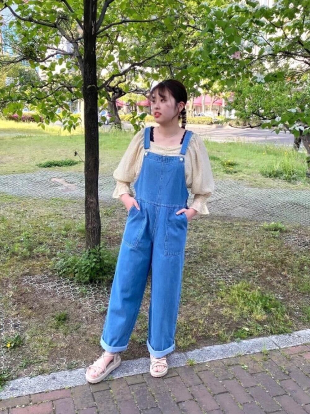 「お出かけコーデ、プチプラコーデ、カジュアルコーデ、レトロガール、レトロガールコーデ、トレンドファッション、retrogirl_ootd、サロペット、オーバーオール」｜「RETRO GIRLの2WAYレースタンク(NEWバージョン)（タンクトップ、ブラック系）」を使った、RETROGIRLさん（レディース・156cm）の春コーディネートの1枚目の写真