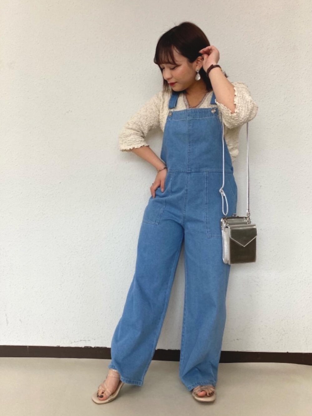 「プチプラコーデ、カジュアルコーデ、レトロガール、ドロスト、レトロガールコーデ、トレンドファッション、retrogirl_ootd、低身長こーで、サロペット、オーバーオール」｜「RETRO GIRLのフラットサンダル（サンダル、その他）」を使った、RETROGIRLさん（レディース・150cm）の春コーディネートの1枚目の写真