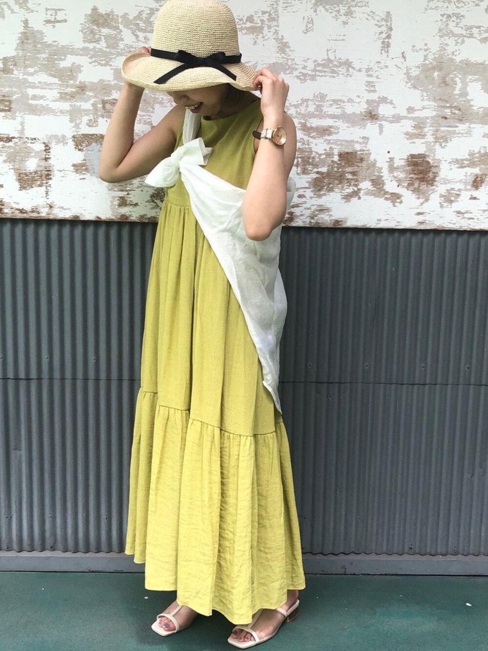 ホワイト系のシャツ/ブラウス、ホワイト系のサンダル、イエロー系のワンピースを着用したレディースの夏コーディネートの1枚目の写真