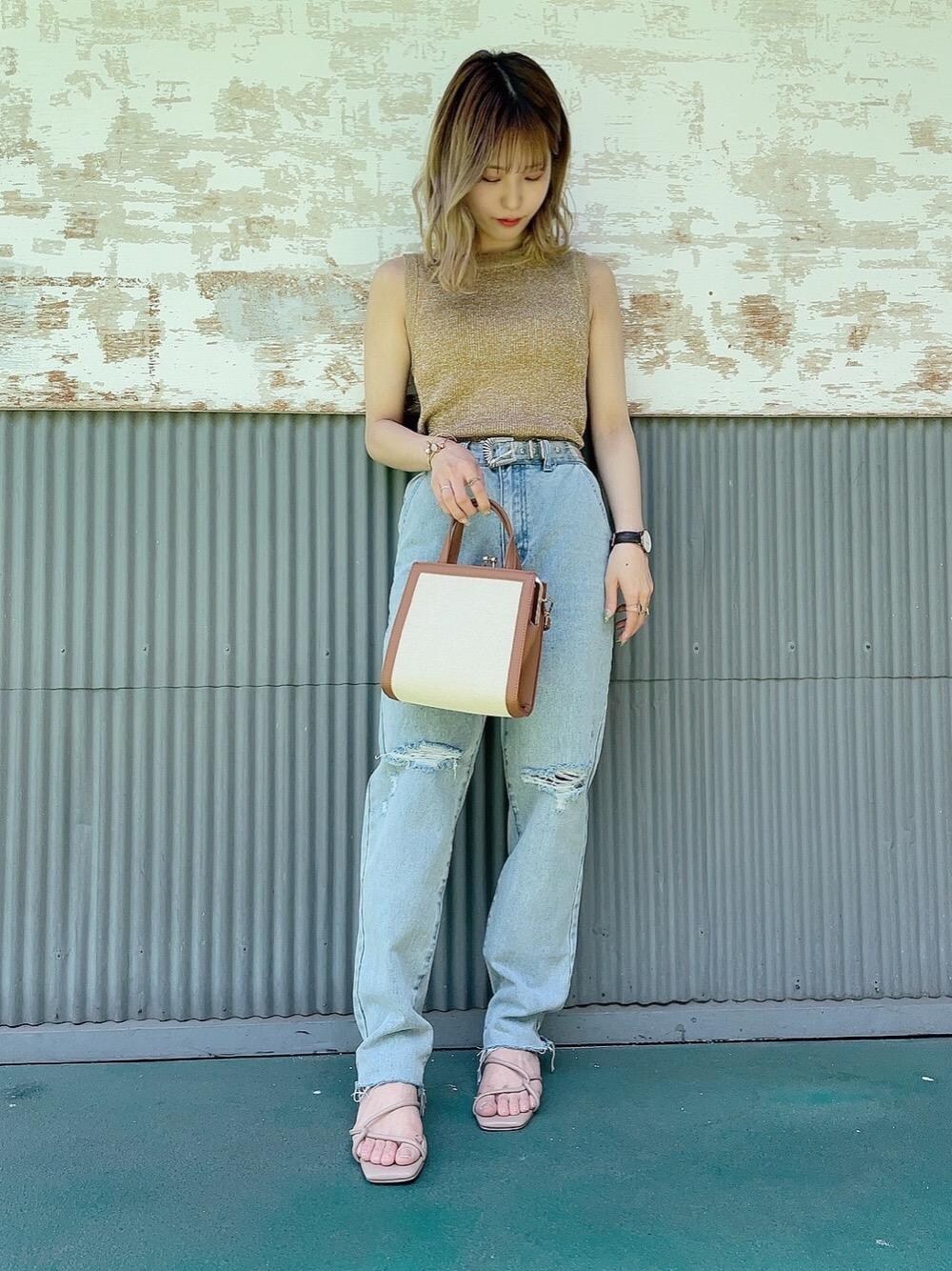 「パンツスタイル、プチプラコーデ、夏コーデ、カジュアルコーデ、デニムコーデ、レトロガール、レトロガールコーデ、retrogirl_ootd、低身長こーで、レトロギャラリー近鉄パッセ店」｜「ems exciteのクリアヒールサンダル（サンダル、ブラウン系）」を使った、RETROGIRLさん（レディース・150cm）の夏コーディネートの1枚目の写真