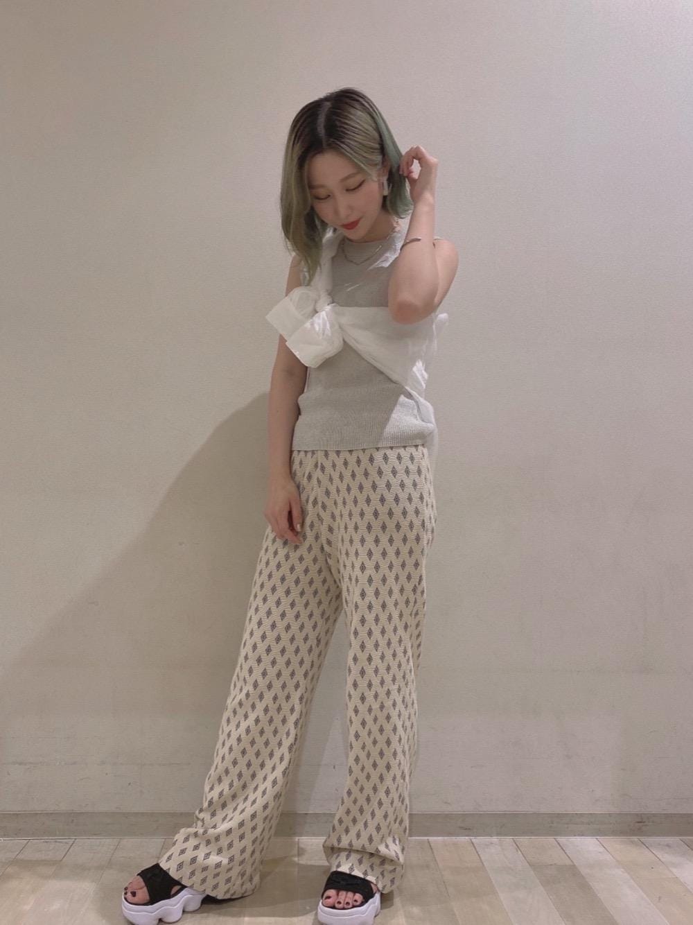 ホワイト系のシャツ/ブラウス、グレー系のタンクトップ、ホワイト系のその他パンツを着用したレディースの夏コーディネートの1枚目の写真