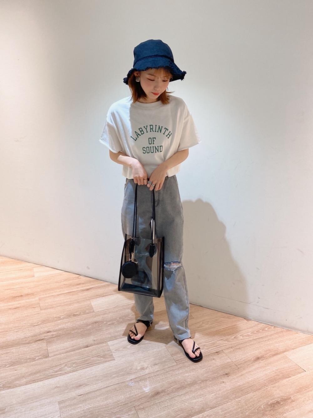 「ブラックコーデ、ロゴ、プチプラコーデ、カジュアルコーデ、デニムコーデ、レトロガール、トレンドファッション、retrogirl_ootd」｜「RETRO GIRLのクロコPVCトート（トートバッグ、ブラック系）」を使った、RETROGIRLさん（レディース・159cm）の夏コーディネートの1枚目の写真