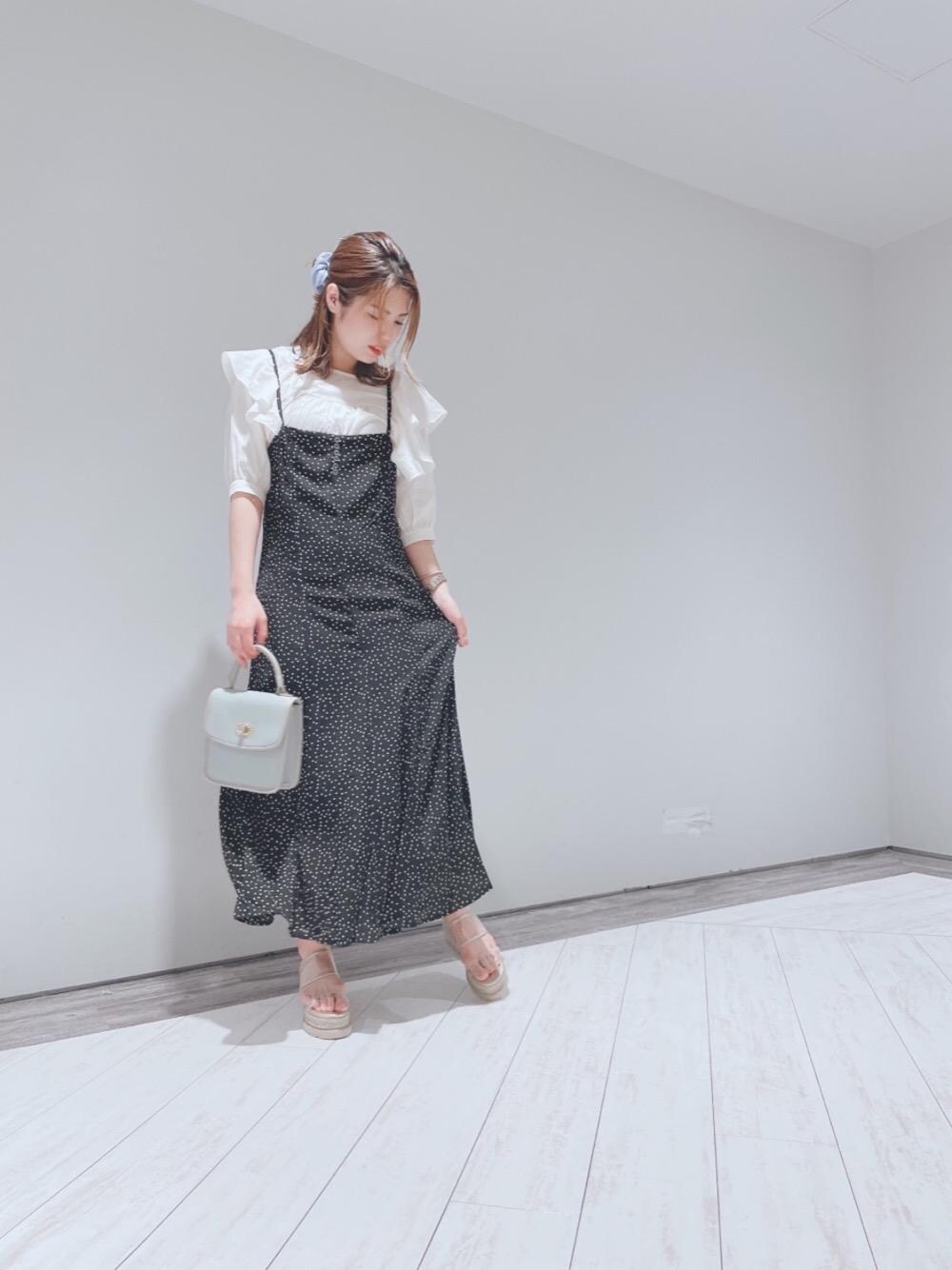 「お出かけコーデ、休日コーデ、デートコーデ、プチプラコーデ、カジュアルコーデ、大人ガーリー、レトロガール、トレンドファッション、retrogirl_ootd」｜「RETRO GIRLの柄リボンキャミワンピース（ワンピース、ブラック系）」を使った、RETROGIRLさん（レディース・158cm）の夏コーディネートの1枚目の写真