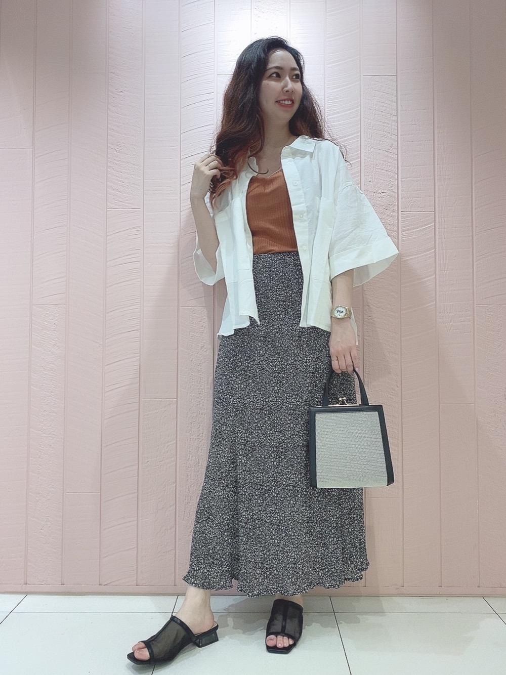 「シンプルコーデ、マーメイドスカート、プチプラコーデ、花柄スカート、レトロガール、レトロガールコーデ、トレンドファッション、retrogirl_ootd、シャツコーデ﻿」｜「RETRO GIRLのシアーサンダル（サンダル、ブラック系）」を使った、RETROGIRLさん（レディース・159cm）の夏コーディネートの1枚目の写真