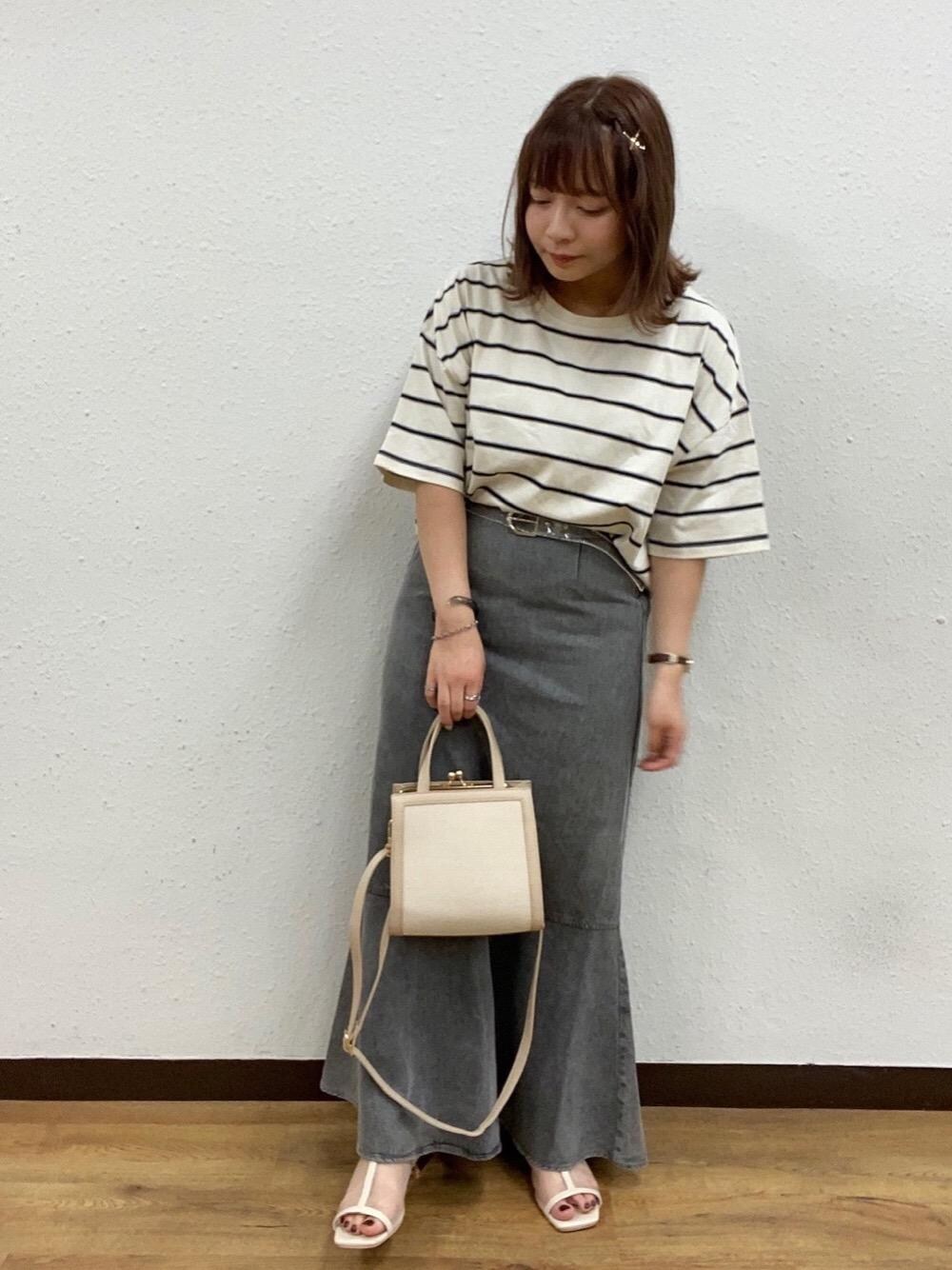 「ボーダー、プチプラコーデ、モノトーンコーデ、カジュアルコーデ、レトロガール、レトロガールコーデ、トレンドファッション、retrogirl_ootd、低身長こーで、休日こーで」｜「RETRO GIRLのシアーサンダル（サンダル、ホワイト系）」を使った、RETROGIRLさん（レディース・150cm）の夏コーディネートの1枚目の写真