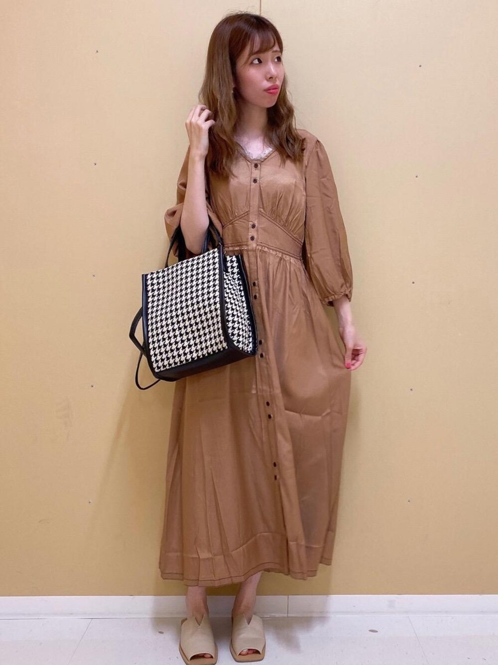 「ブラウン、お出かけコーデ、デートコーデ、プチプラコーデ、大人ガーリー、レトロガール、高身長コーデ、レトロガールコーデ、トレンドファッション、retrogirl_ootd」｜「RETRO GIRLの2WAYレースタンク(NEWバージョン)（タンクトップ、グレー系）」を使った、RETROGIRLさん（レディース・159cm）の夏コーディネートの1枚目の写真