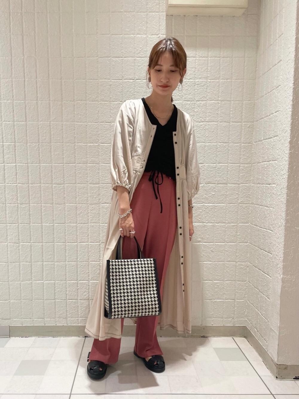 「パンツスタイル、フレアパンツ、プチプラコーデ、レトロガール、レトロガールコーデ、トレンドファッション、retrogirl_ootd、カラーぱんつ、低身長こーで、大人綺麗めコーデ」｜「RETRO GIRLのワッシャードロスト半袖Tee（Tシャツ/カットソー、ブラック系）」を使った、RETROGIRLさん（レディース・155cm）の夏コーディネートの1枚目の写真