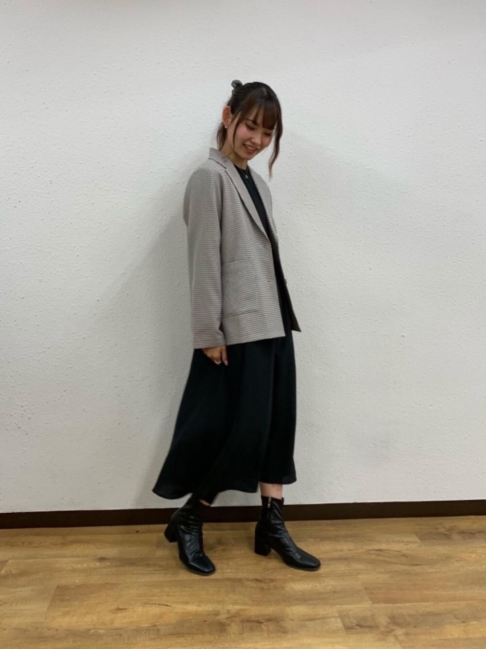 「お出かけコーデ、プチプラコーデ、モノトーンコーデ、レトロガール、ガーリーコーデ、高身長コーデ、レトロガールコーデ、トレンドファッション、retrogirl_ootd、休日こーで」｜「RETRO GIRLのストレッチショートブーツ（ブーツ、ブラック系）」を使った、RETROGIRLさん（レディース・163cm）の夏コーディネートの1枚目の写真