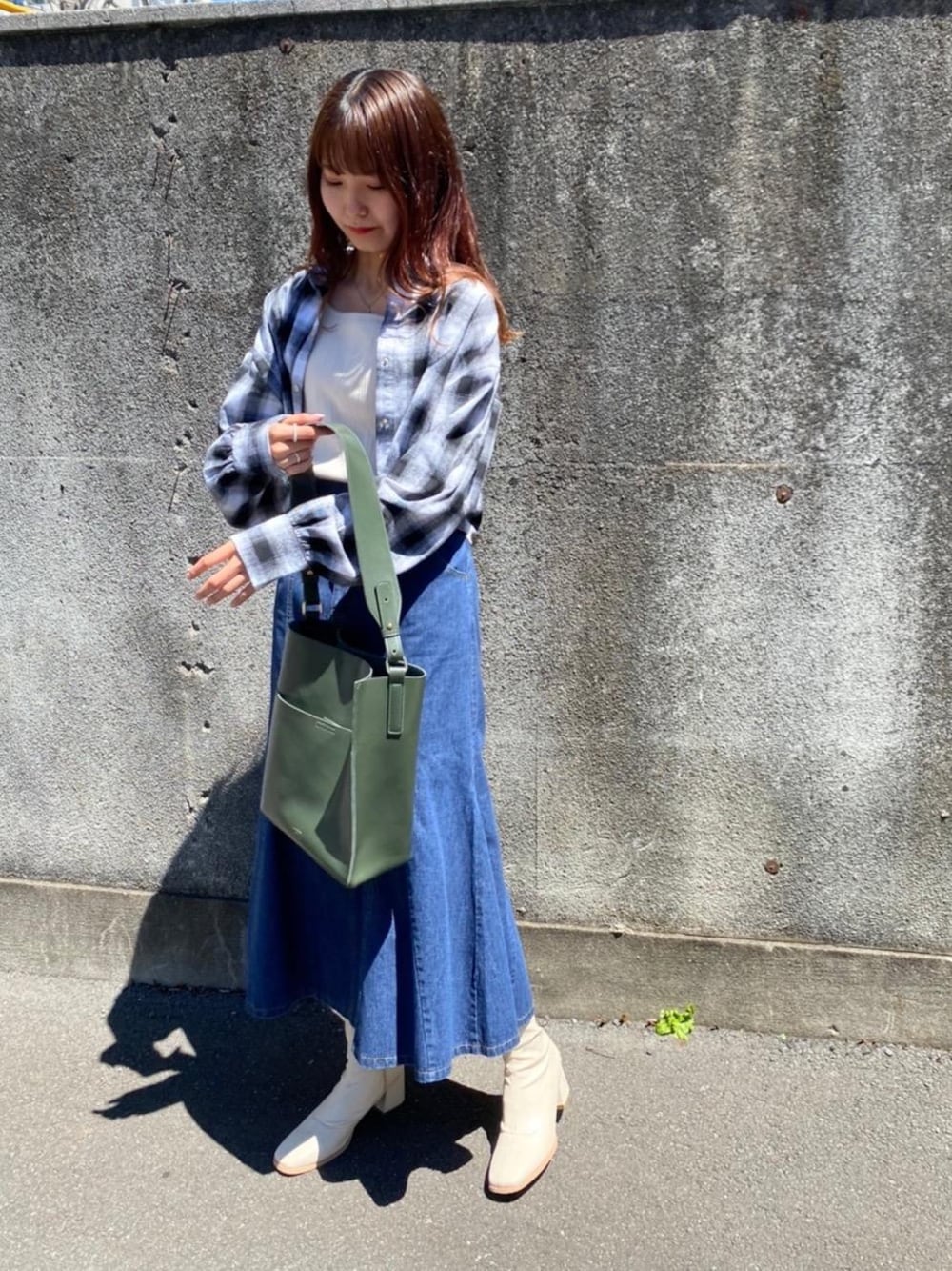 「デートコーデ、プチプラコーデ、カジュアルコーデ、レトロガール、脚長コーデ、高身長コーデ、レトロガールコーデ、トレンドファッション、retrogirl_ootd、休日こーで」｜「ems exciteのカップ付リブタンク（タンクトップ、ホワイト系）」を使った、RETROGIRLさん（レディース・163cm）の秋コーディネートの1枚目の写真