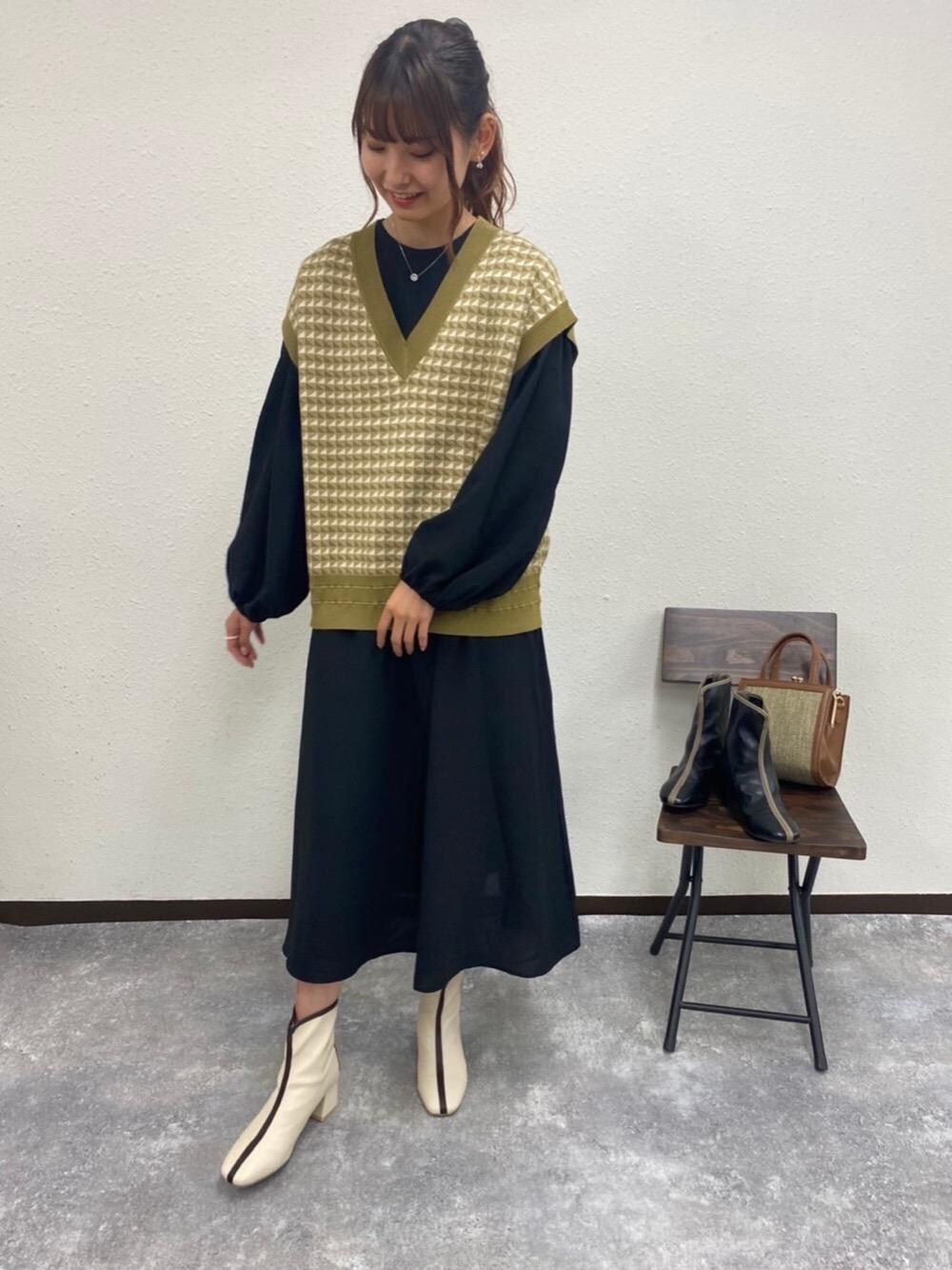 「お出かけコーデ、プチプラコーデ、モノトーンコーデ、レトロガール、ガーリーコーデ、高身長コーデ、レトロガールコーデ、トレンドファッション、retrogirl_ootd、休日こーで」｜「RETRO GIRLのパイピングブーツ（ブーツ、ホワイト系）」を使った、RETROGIRLさん（レディース・163cm）の秋コーディネートの1枚目の写真