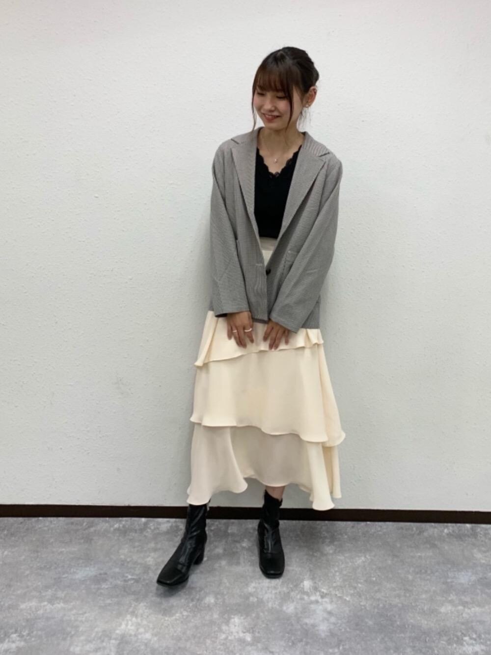 「プチプラコーデ、モノトーンコーデ、大人ガーリー、レトロガール、ガーリーコーデ、高身長コーデ、レトロガールコーデ、トレンドファッション、retrogirl_ootd」｜「RETRO GIRLの2WAYレースタンク（Tシャツ/カットソー、ブラック系）」を使った、RETROGIRLさん（レディース・163cm）の秋コーディネートの1枚目の写真