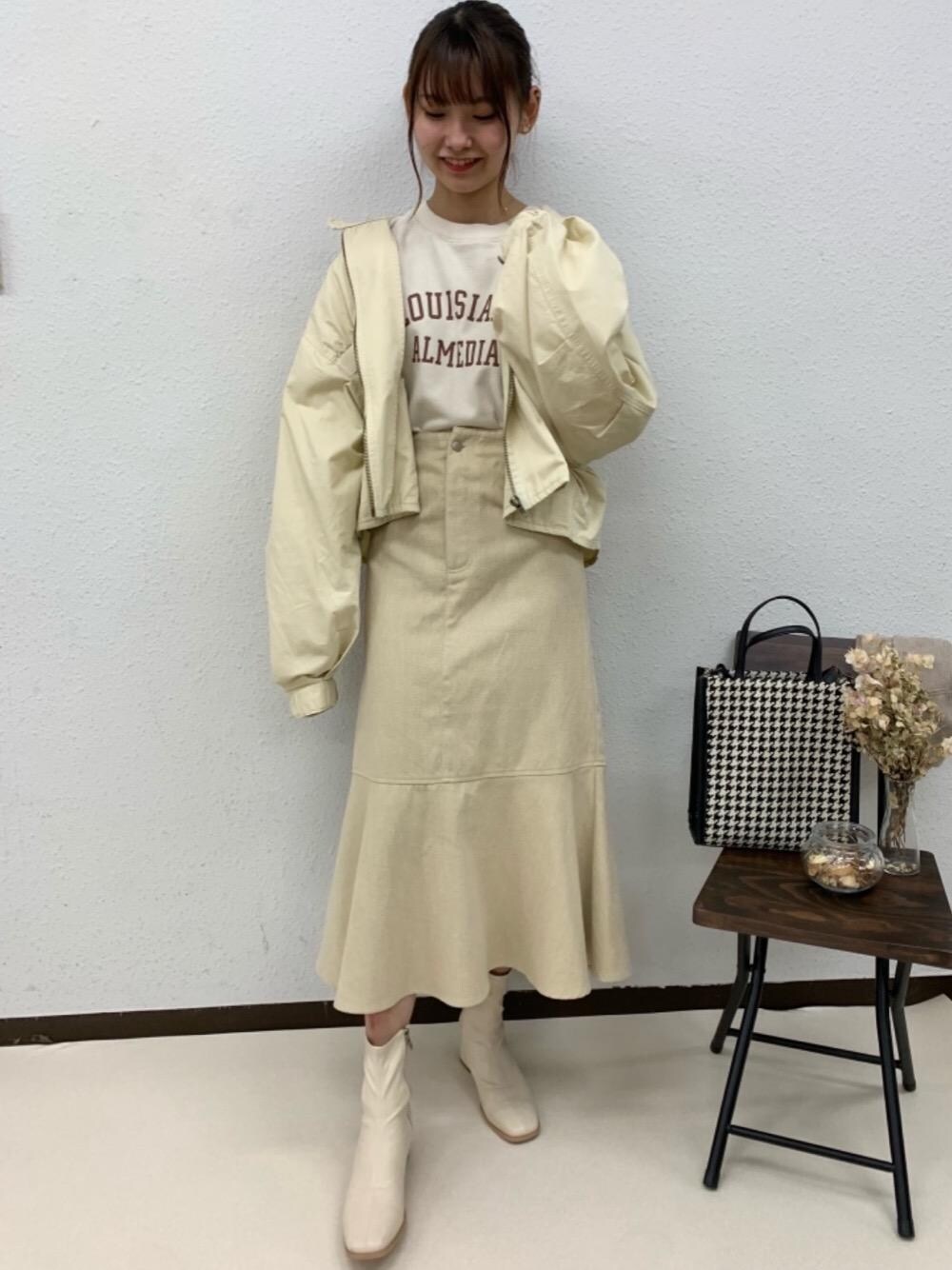 「プチプラコーデ、レトロガール、淡色コーデ、高身長コーデ、レトロガールコーデ、トレンドファッション、retrogirl_ootd」｜「RETRO GIRLのストレッチショートブーツ（ブーツ、ホワイト系）」を使った、RETROGIRLさん（レディース・163cm）の秋コーディネートの1枚目の写真