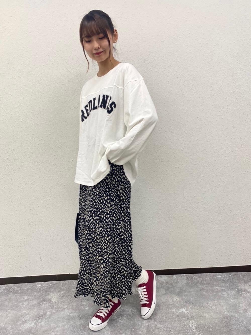 「プチプラコーデ、カジュアルコーデ、レトロガール、高身長コーデ、レトロガールコーデ、トレンドファッション、retrogirl_ootd」｜「RETRO GIRLのスニーカー（スニーカー、レッド系）」を使った、RETROGIRLさん（レディース・163cm）の秋コーディネートの1枚目の写真