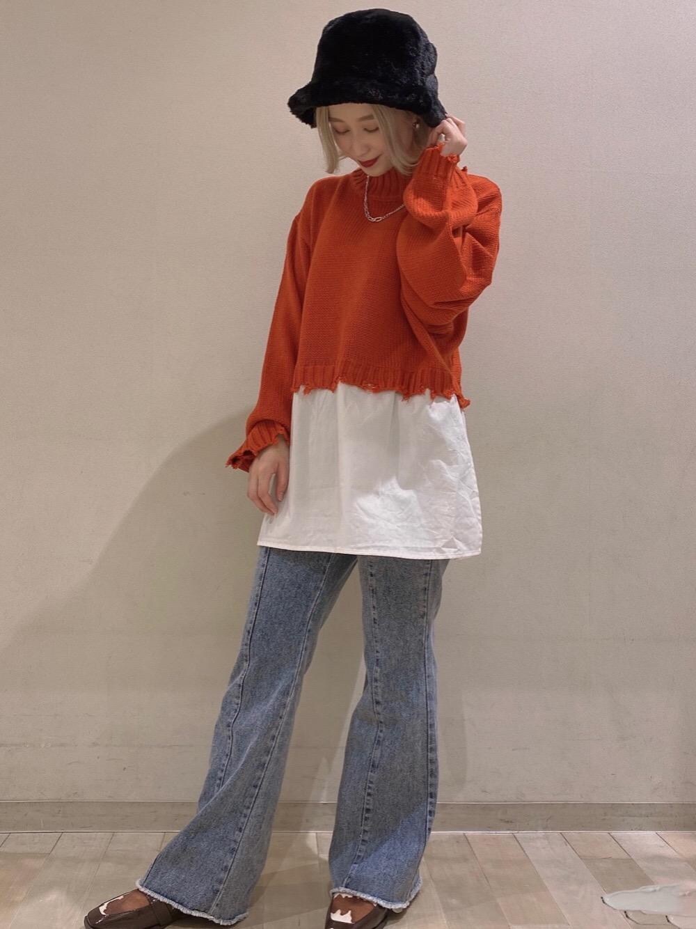 「お出かけコーデ、ビックシルエット、パンツスタイル、フレアパンツ、プチプラコーデ、カジュアルコーデ、レトロガール、レトロガールコーデ、トレンドファッション、retrogirl_ootd」｜「RETRO GIRLのハイウエストフレアパンツ（デニムパンツ、ブルー系）」を使った、RETROGIRLさん（レディース・157cm）の秋コーディネートの1枚目の写真
