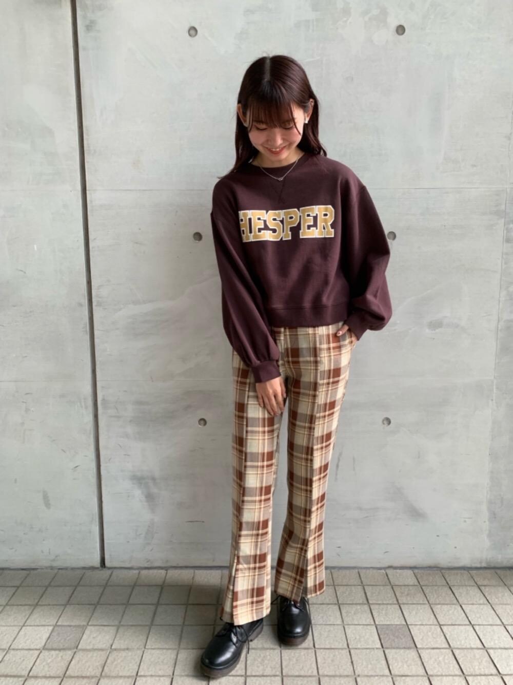 「プチプラコーデ、カジュアルコーデ、レトロガール、高身長コーデ、レトロガールコーデ、トレンドファッション、retrogirl_ootd」｜「RETRO GIRLの柄チェックセミフレアパンツ（スラックス、ブラウン系）」を使った、RETROGIRLさん（レディース・163cm）の秋コーディネートの1枚目の写真