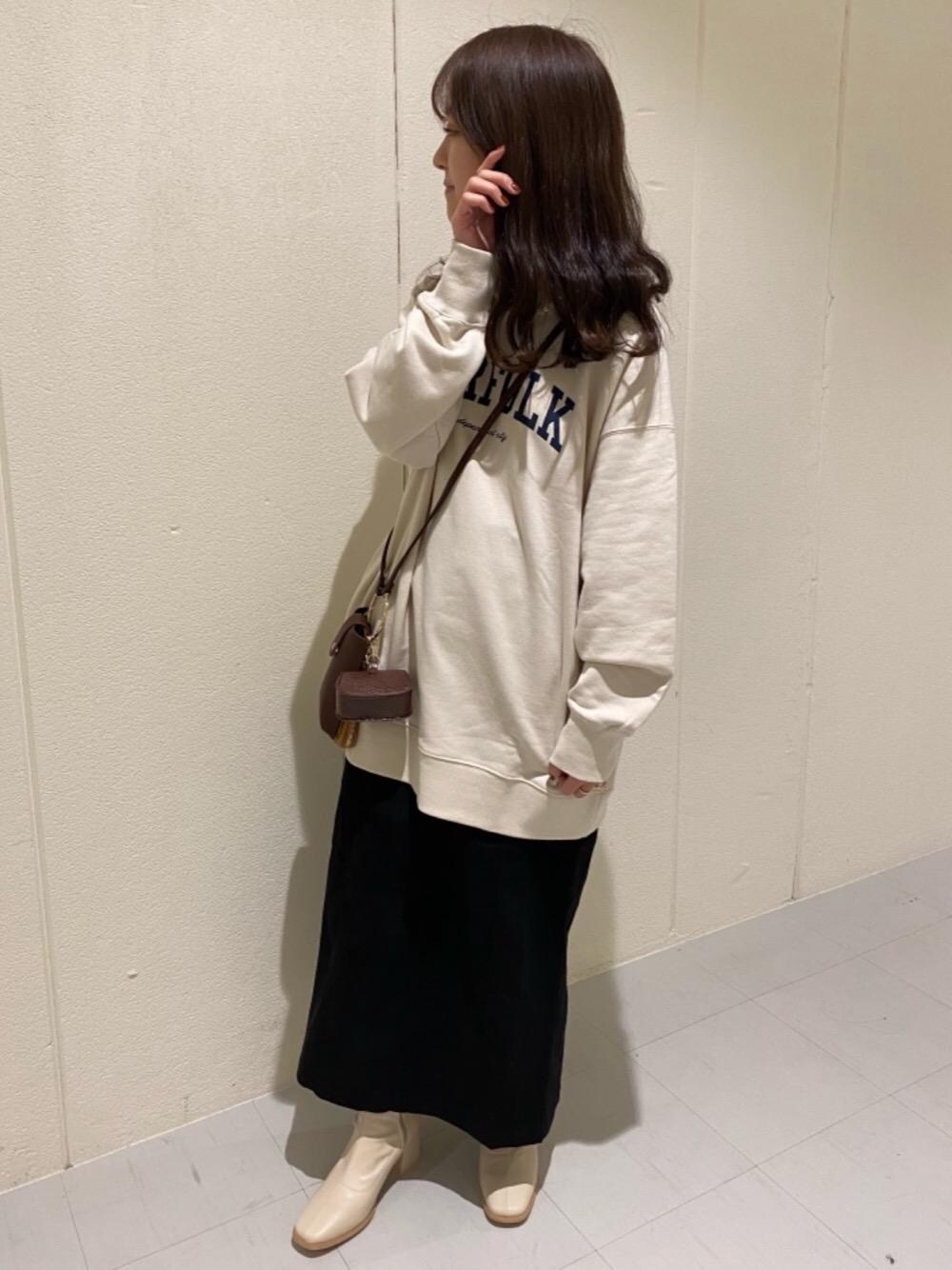 「ビックシルエット、モノトーンコーデ、カジュアルコーデ、レトロガール、レトロガールコーデ、トレンドファッション、retrogirl_ootd、低身長こーで」｜「RETRO GIRLのストレッチショートブーツ（ブーツ、ホワイト系）」を使った、RETROGIRLさん（レディース・155cm）の秋コーディネートの1枚目の写真