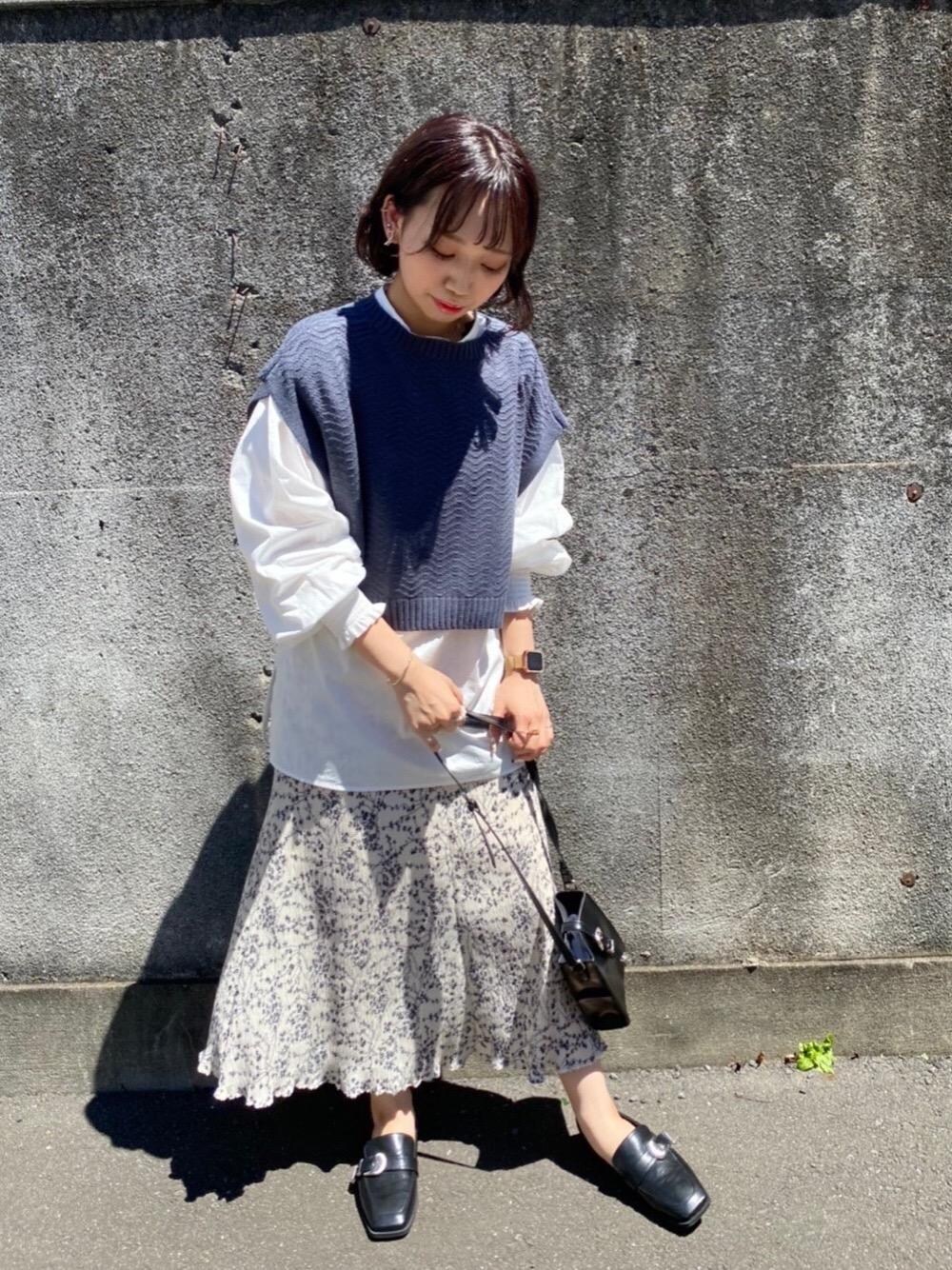 「花柄、ニットベスト、デートコーデ、プチプラコーデ、大人ガーリー、レトロガール、ガーリーコーデ、レトロガールコーデ、トレンドファッション、retrogirl_ootd」｜「RETRO GIRLのバックルミニショルダー（ショルダーバッグ、ブラック系）」を使った、RETROGIRLさん（レディース・157cm）の秋コーディネートの1枚目の写真