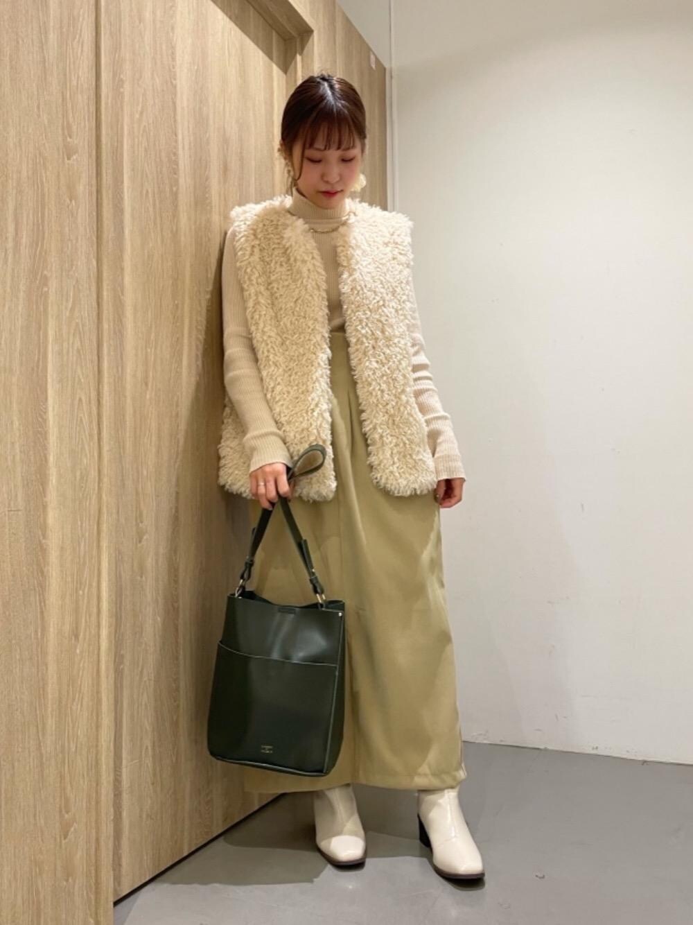 「ワントーンコーデ、タートルネック、ファーベスト、プチプラコーデ、レトロガール、レトロガールコーデ、トレンドファッション、retrogirl_ootd、低身長こーで、レトロギャラリー近鉄パッセ店」｜「RETRO GIRLのリブタートルニット（ニット/セーター、ホワイト系）」を使った、RETROGIRLさん（レディース・150cm）の秋コーディネートの1枚目の写真