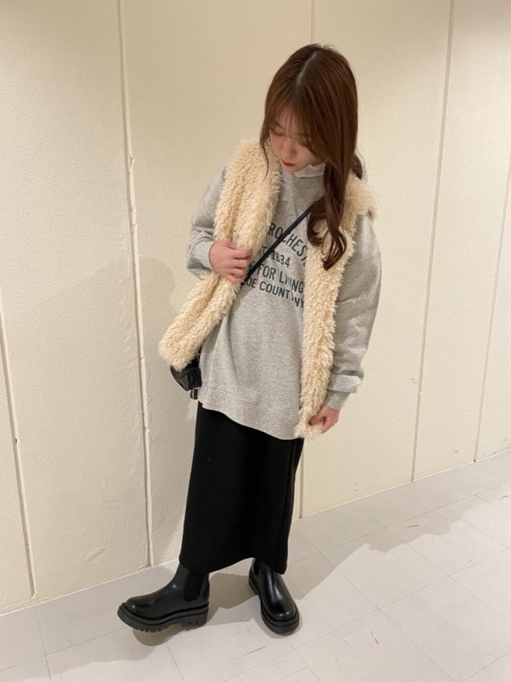 「ビックシルエット、プチプラコーデ、カジュアルコーデ、レトロガール、レトロガールコーデ、トレンドファッション、retrogirl_ootd、低身長こーで、休日こーで」｜「ems exciteのサイドゴアブーツ（ブーツ、ブラック系）」を使った、RETROGIRLさん（レディース・155cm）の冬コーディネートの1枚目の写真