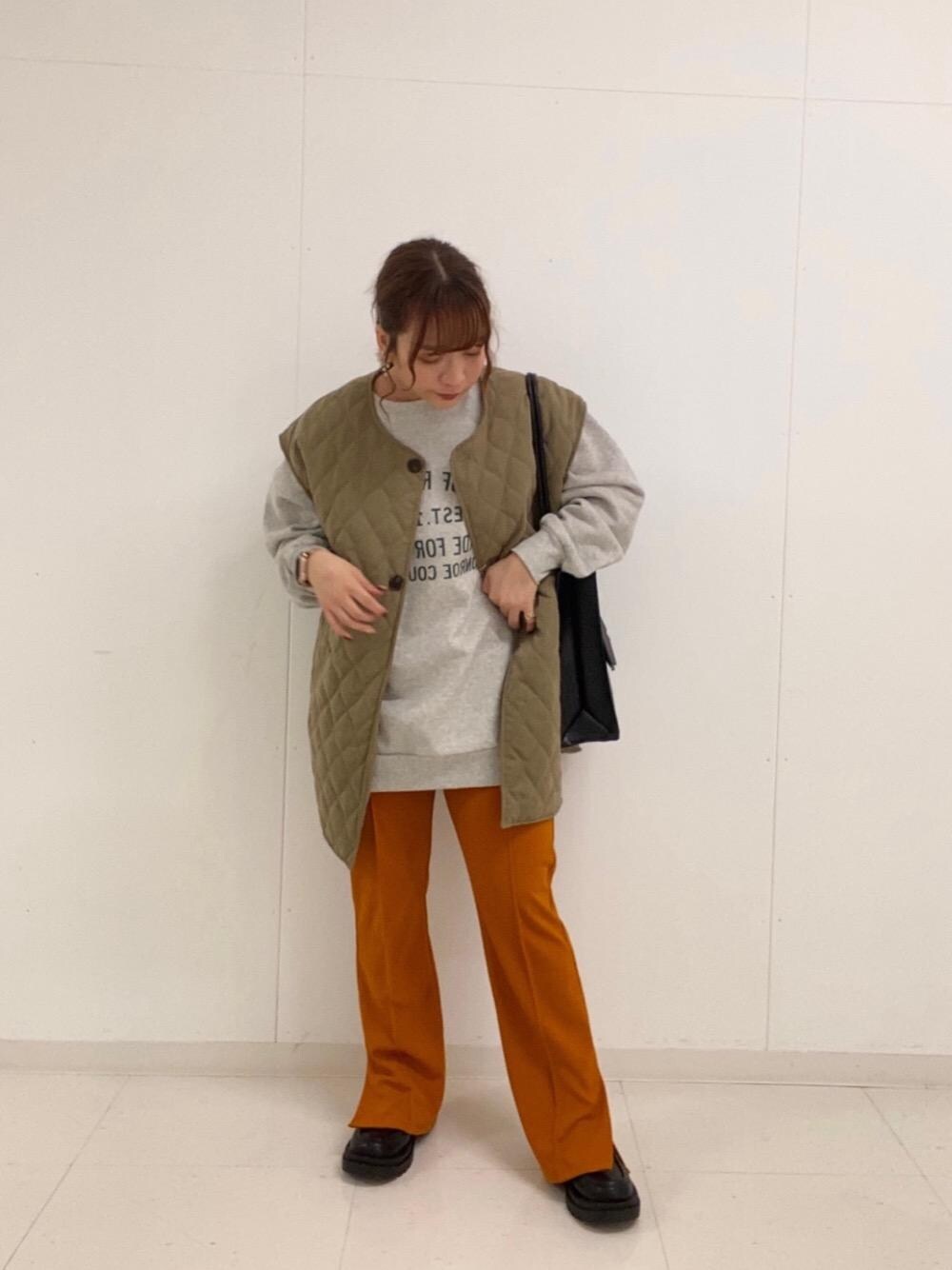 「プチプラコーデ、カジュアルコーデ、レトロガール、レトロガールコーデ、トレンドファッション、retrogirl_ootd、カラーぱんつ、低身長こーで、休日こーで」｜「RETRO GIRLの裏毛BIGトレーナー（スウェット、グレー系）」を使った、RETROGIRLさん（レディース・150cm）の冬コーディネートの1枚目の写真