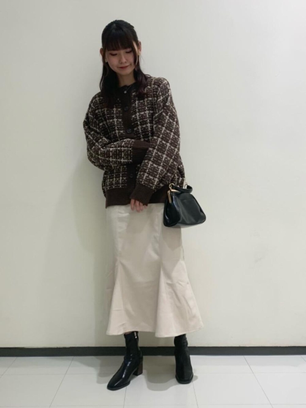 「ブラウン、プチプラコーデ、大人ガーリー、レトロガール、ガーリーコーデ、高身長コーデ、レトロガールコーデ、トレンドファッション、retrogirl_ootd」｜「RETRO GIRLの裾切替マーメイドスカート（スカート、ベージュ系）」を使った、RETROGIRLさん（レディース・163cm）の冬コーディネートの1枚目の写真