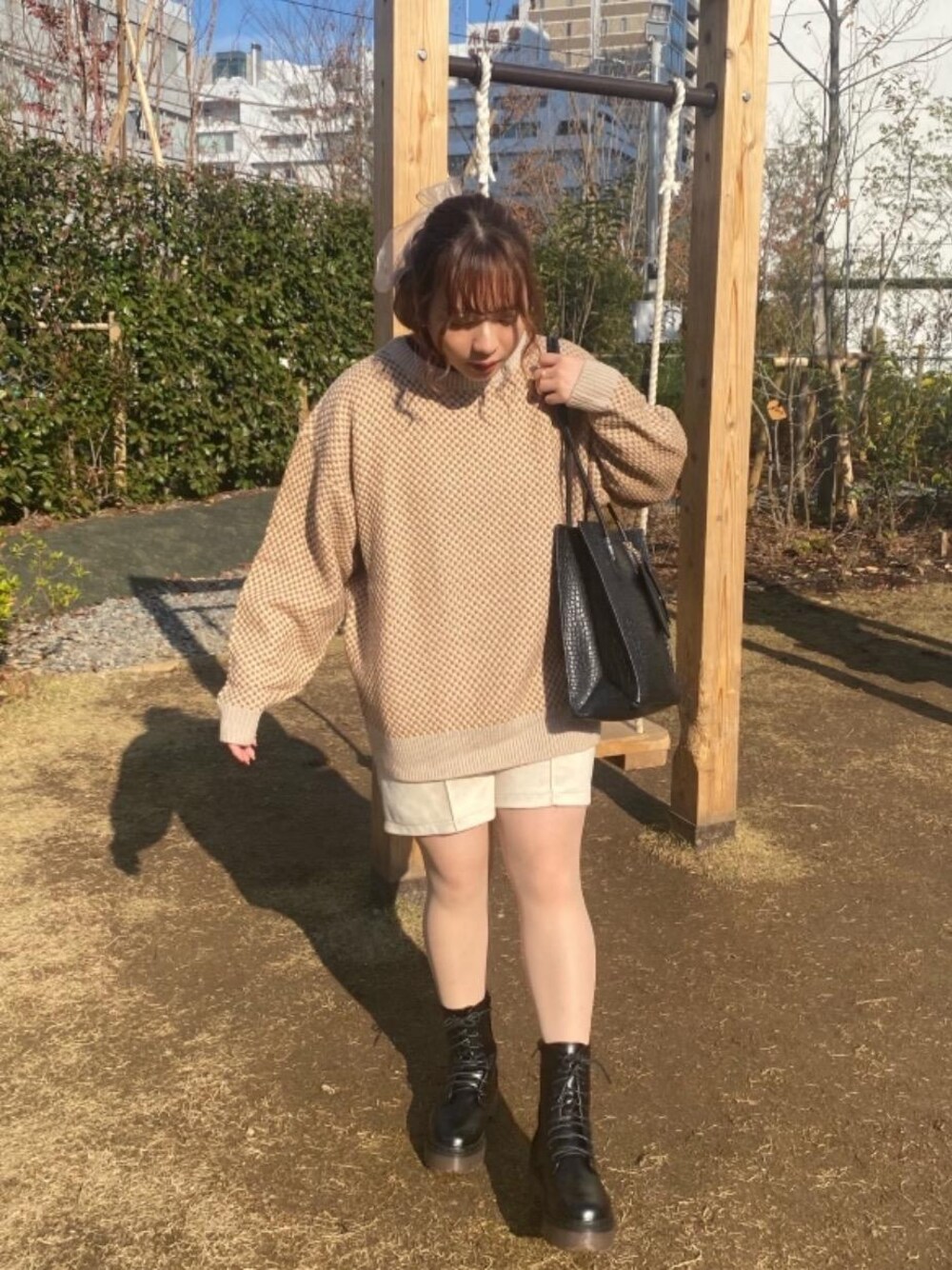 「ビックシルエット、プチプラコーデ、カジュアルコーデ、レトロガール、淡色コーデ、レトロガールコーデ、トレンドファッション、retrogirl_ootd、低身長こーで」｜「ems exciteの9ホール厚底ブーツ（ブーツ、ブラック系）」を使った、RETROGIRLさん（レディース・150cm）の冬コーディネートの1枚目の写真